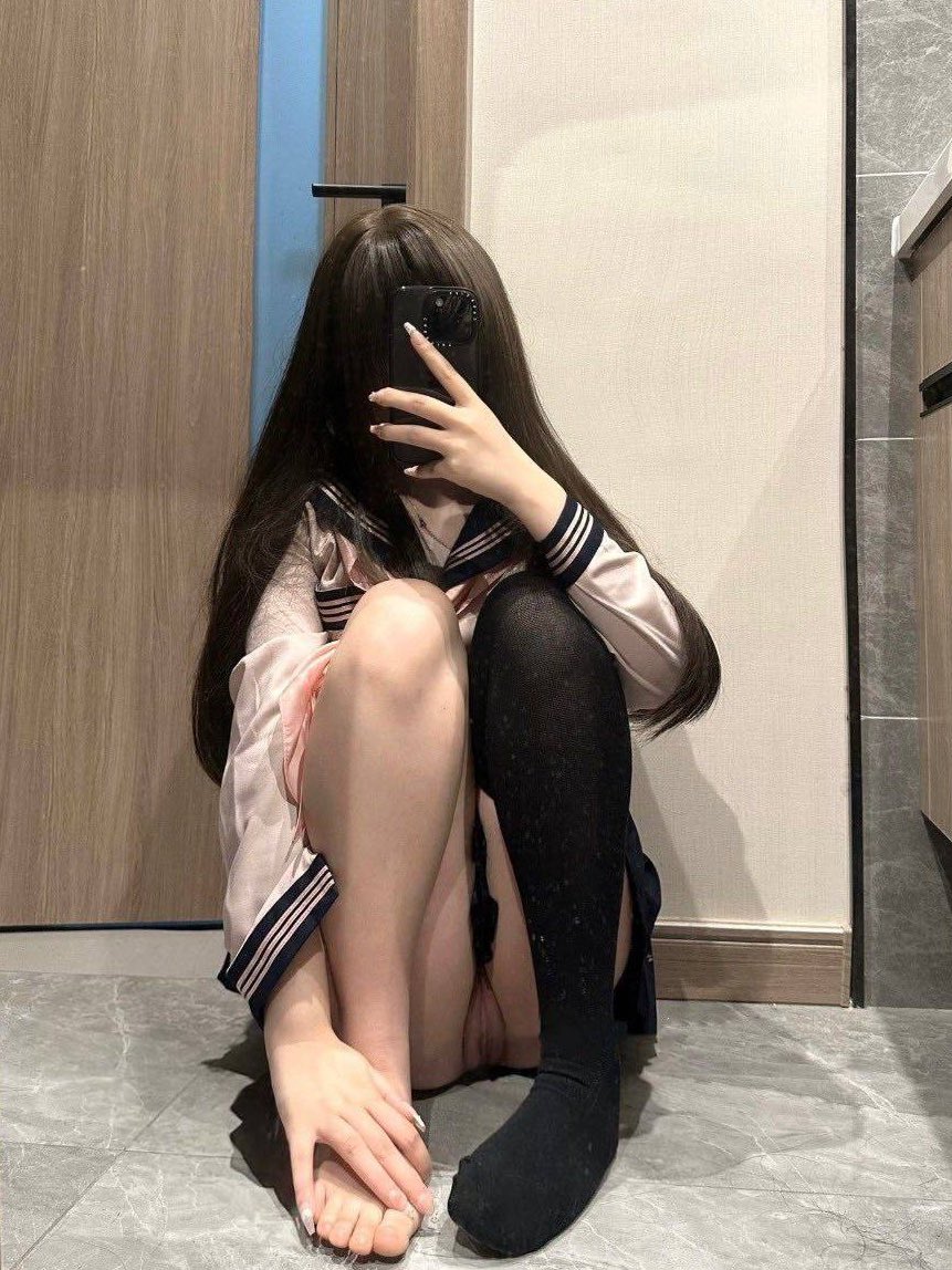 女人用手机拍自拍。