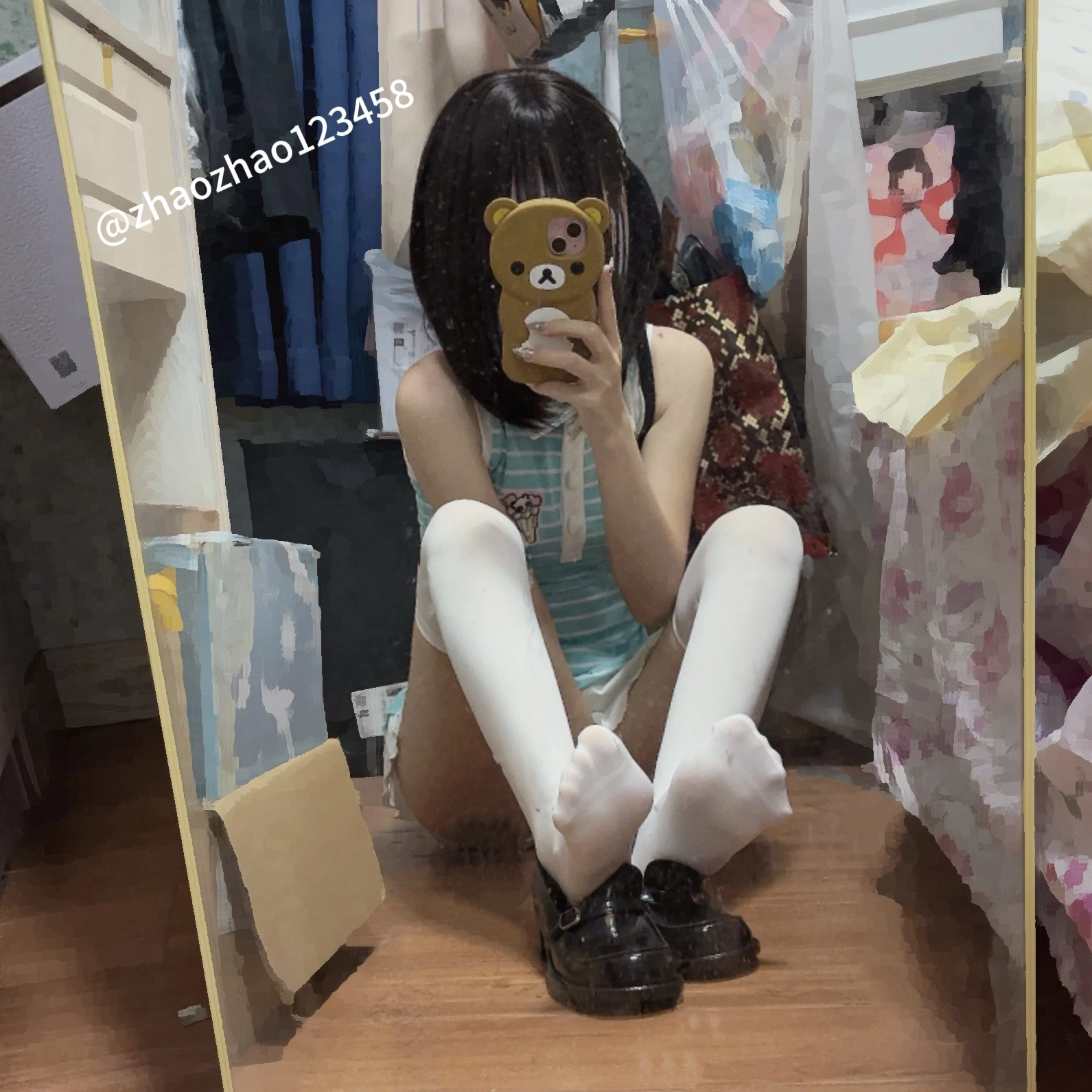 女孩在镜子里拍自拍。