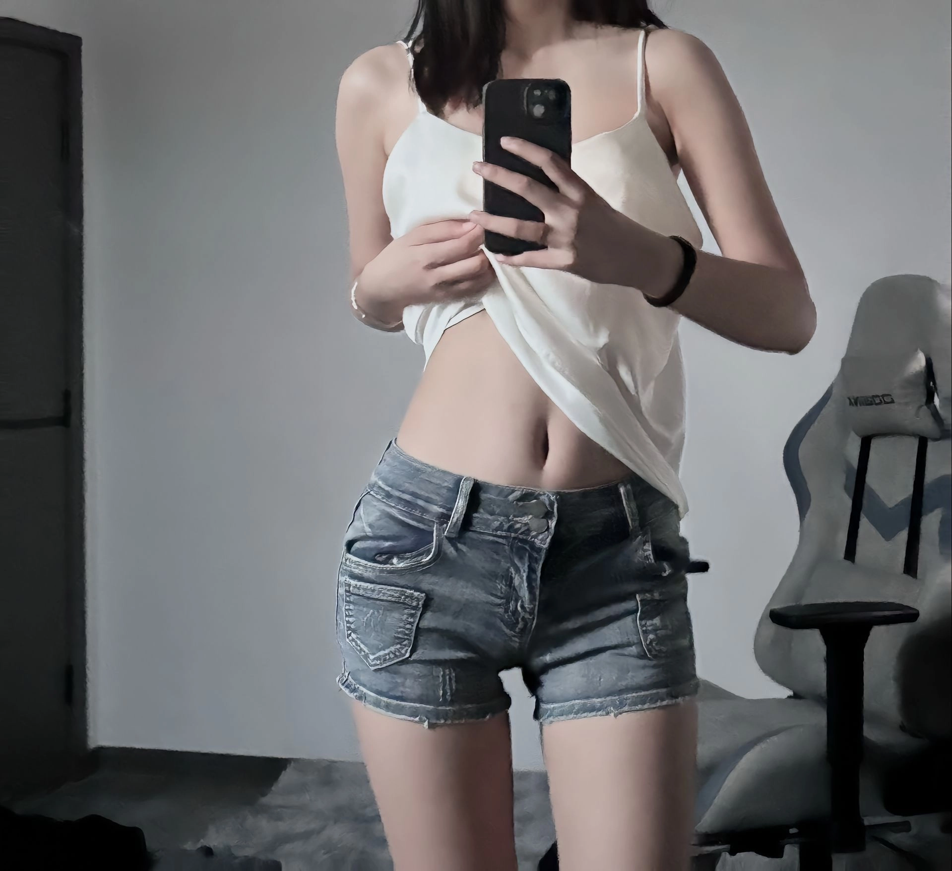 女人在一个房间里拍自拍。