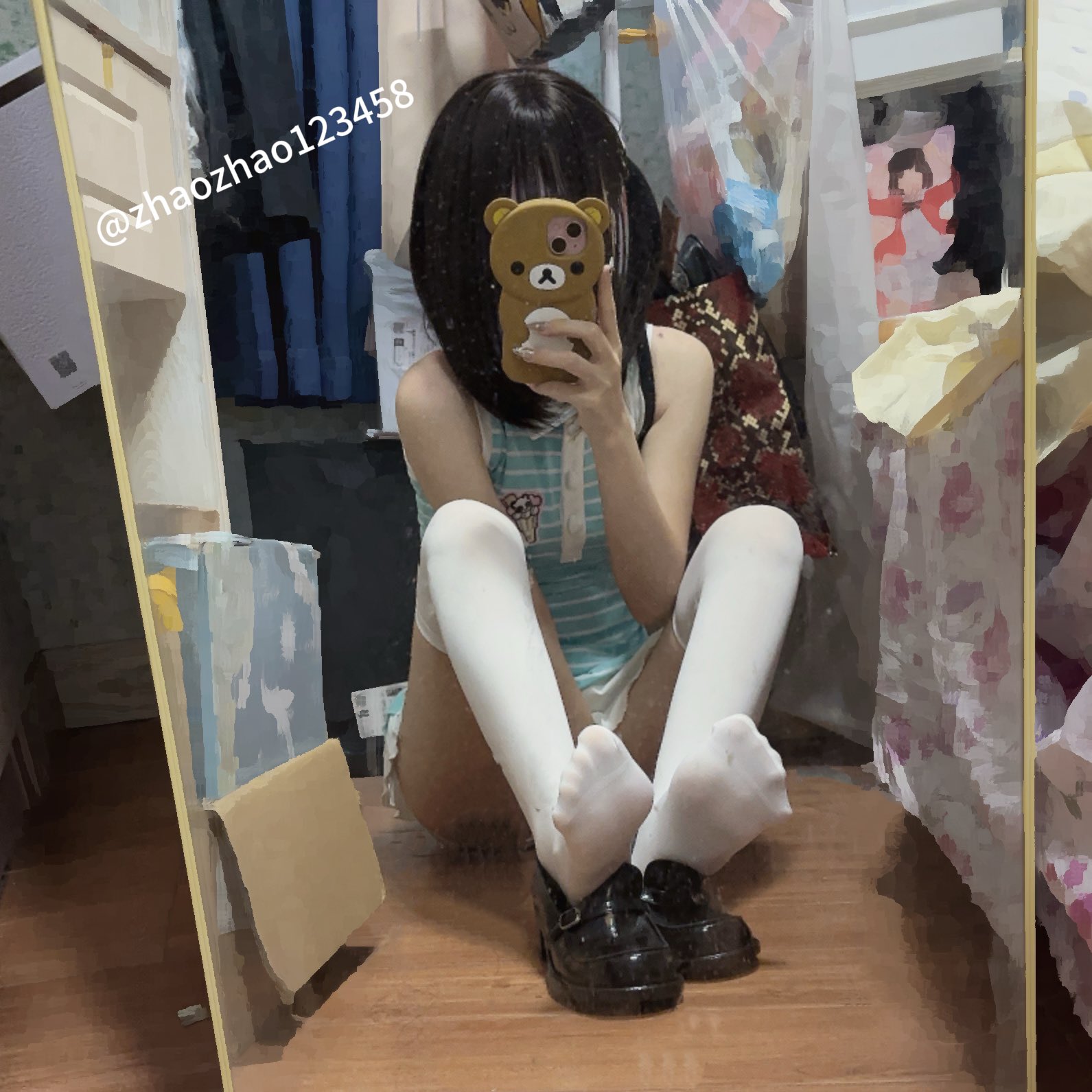 女孩在镜子里拍自拍。