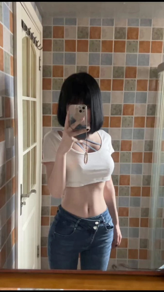 女人在镜子里拍自拍。