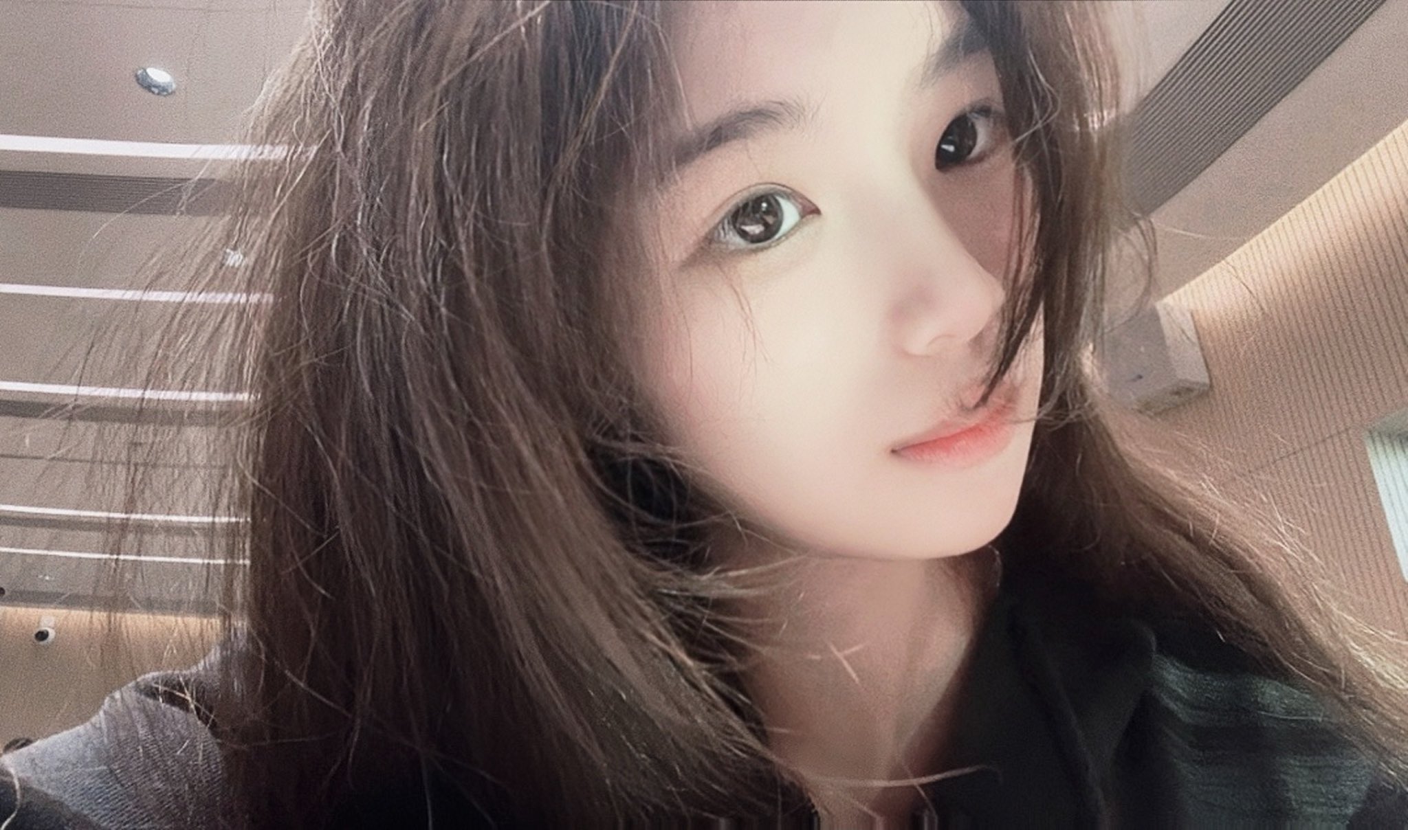 长头发的女人和一只马尾巴。