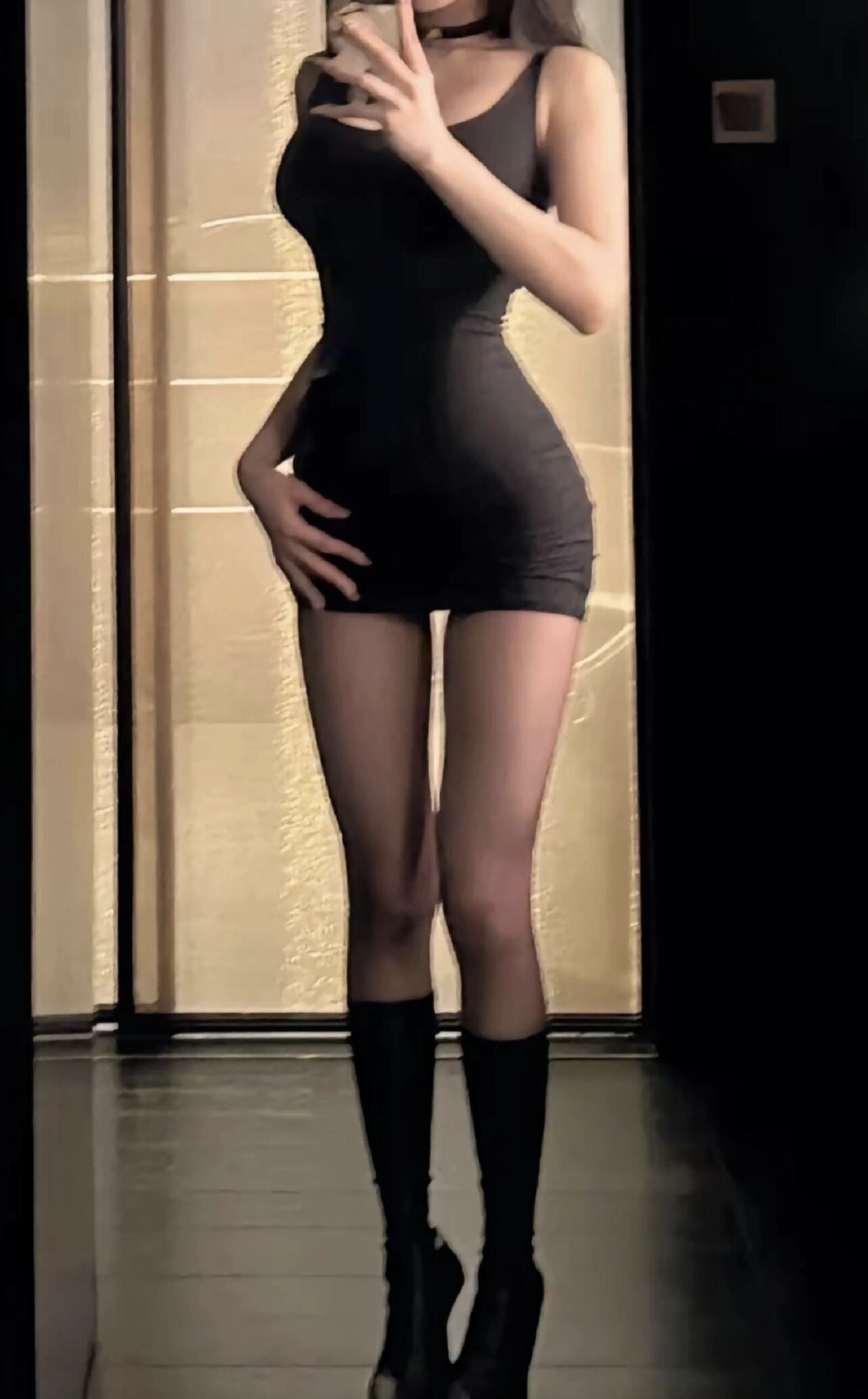 穿着黑色裙子和黑袜子的女人。