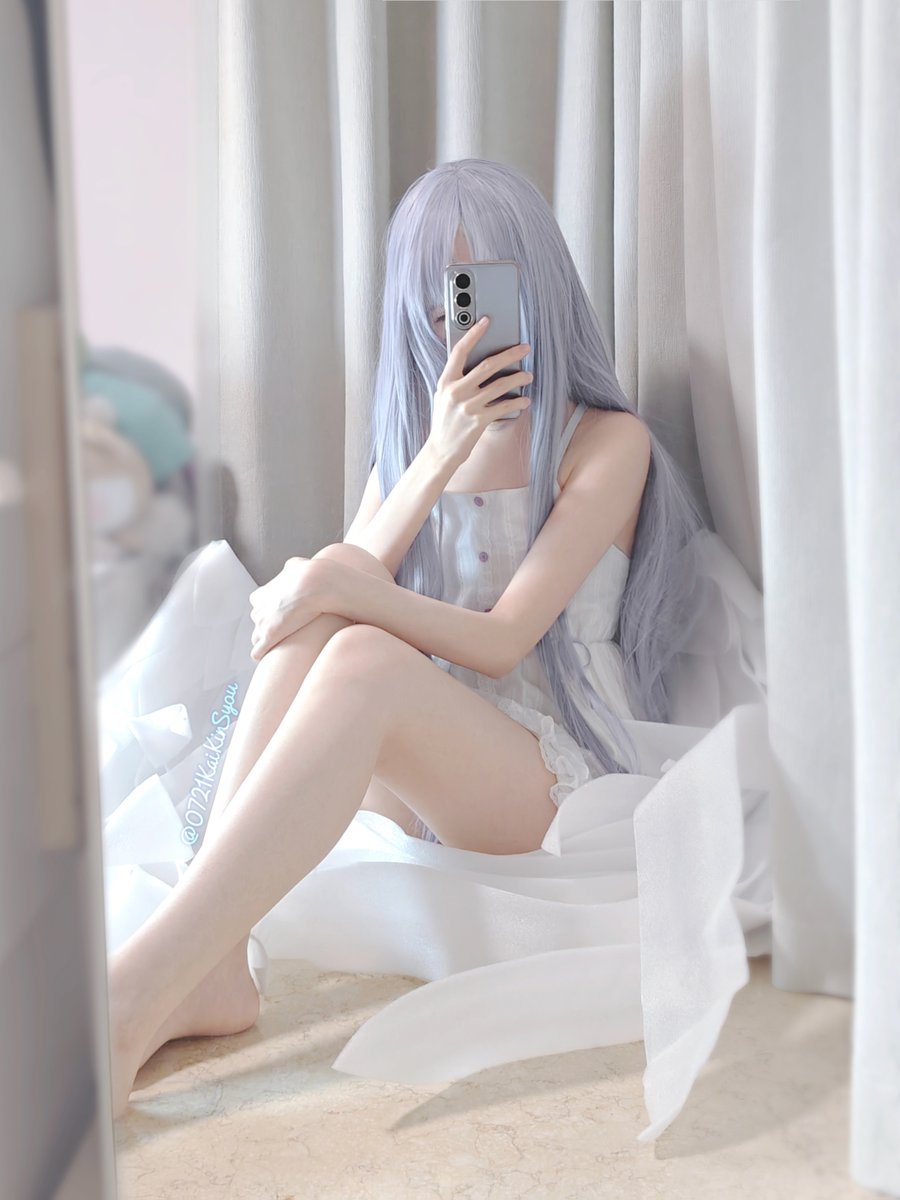 女人在镜子前拍自拍。