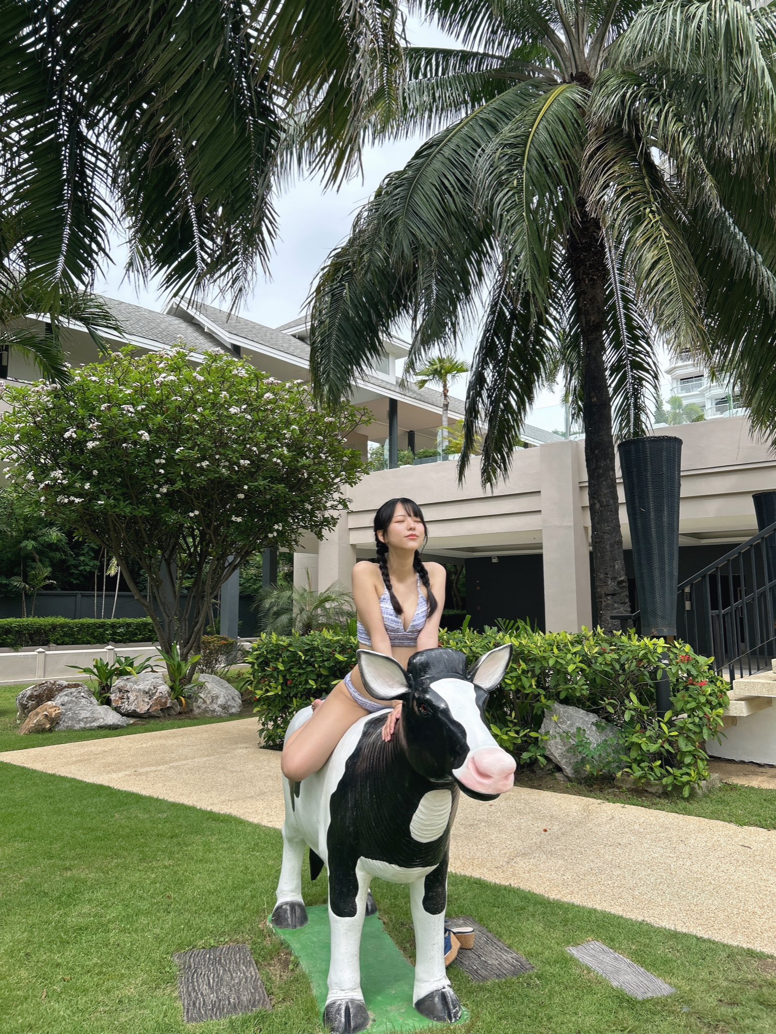 “一群人站在一栋大楼前面。