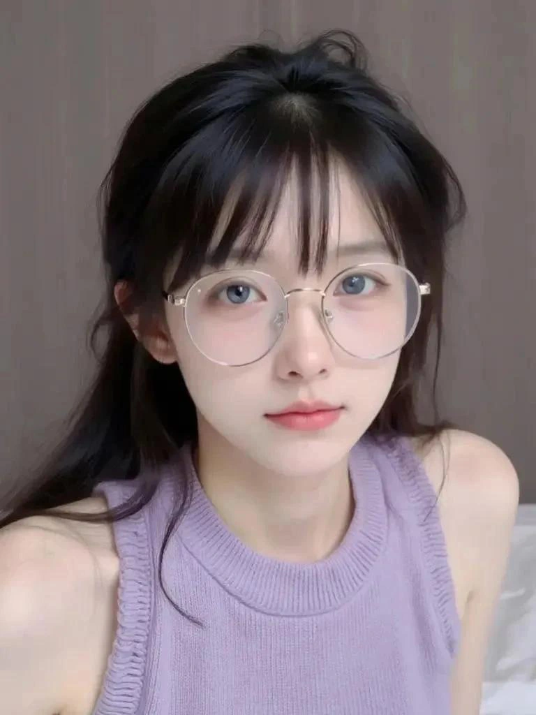 戴着眼镜和紫色衬衫的女人。