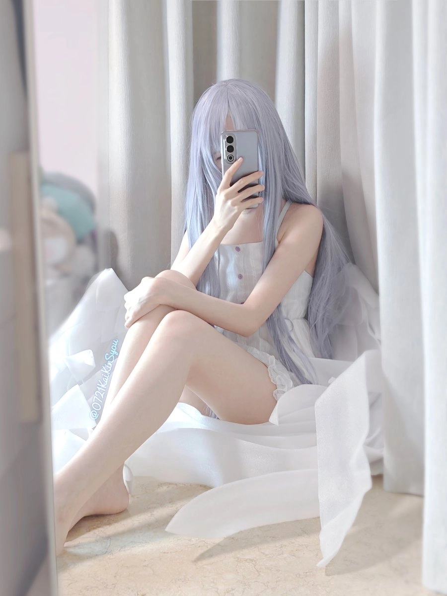 女人在镜子前拍自拍。