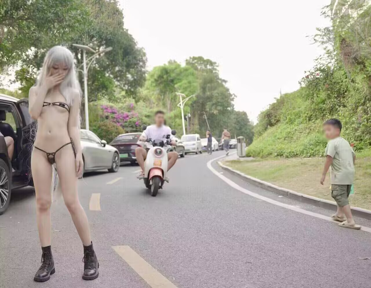 穿比基尼的女人站在街上。