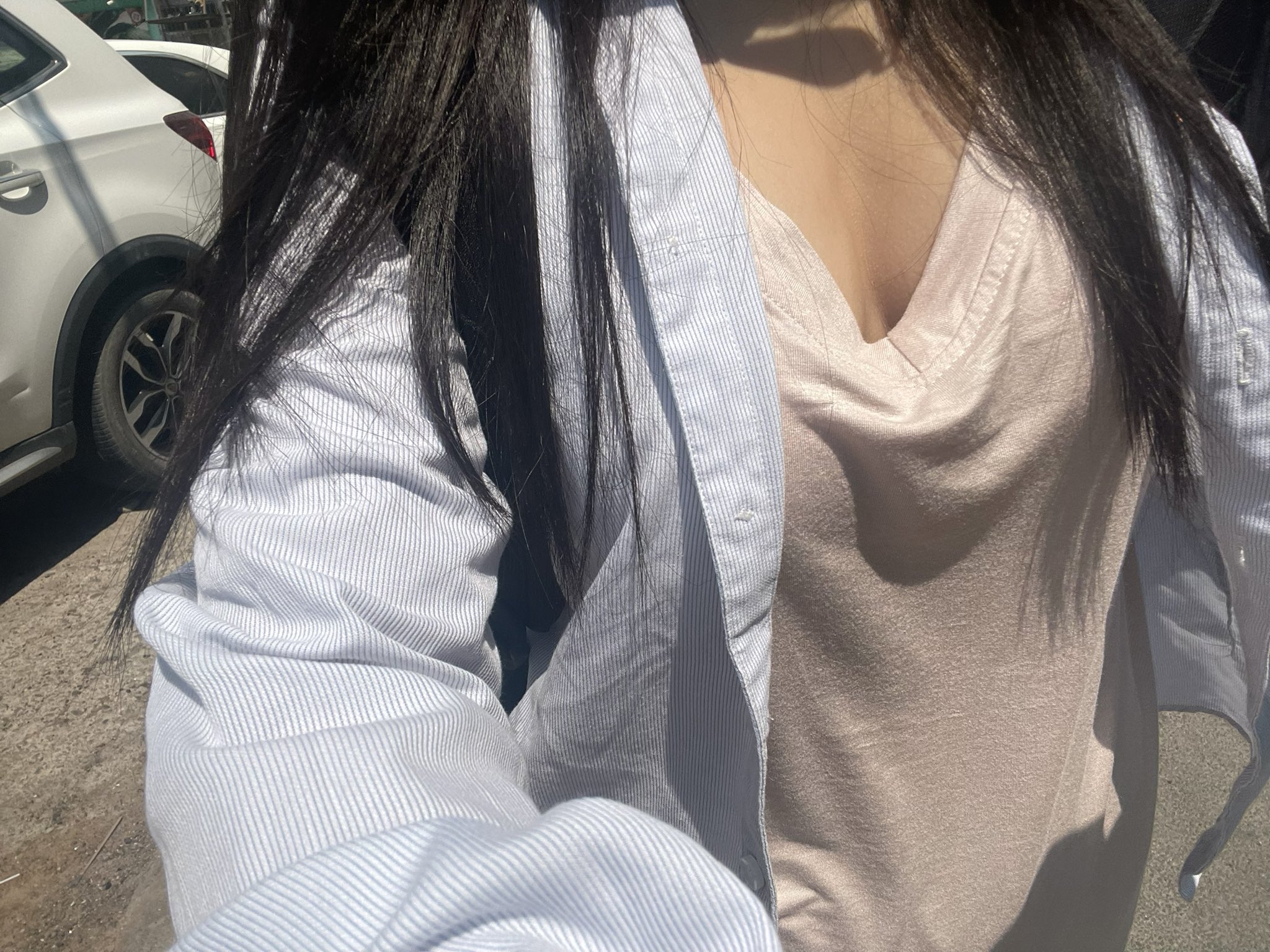 女人穿着白色衬衫和粉红色的顶部。