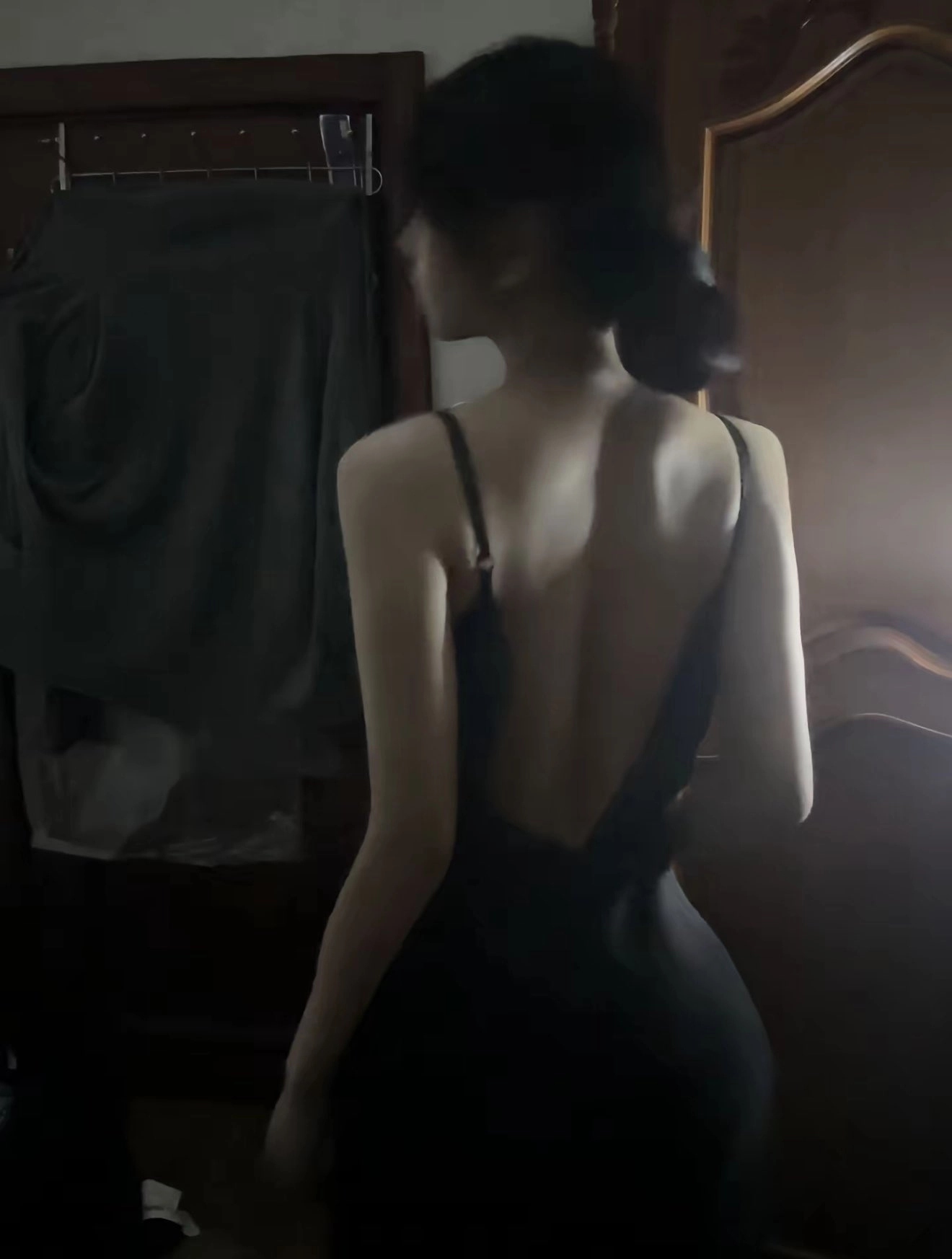 女人穿着一个黑色的裙子,背后的设计。