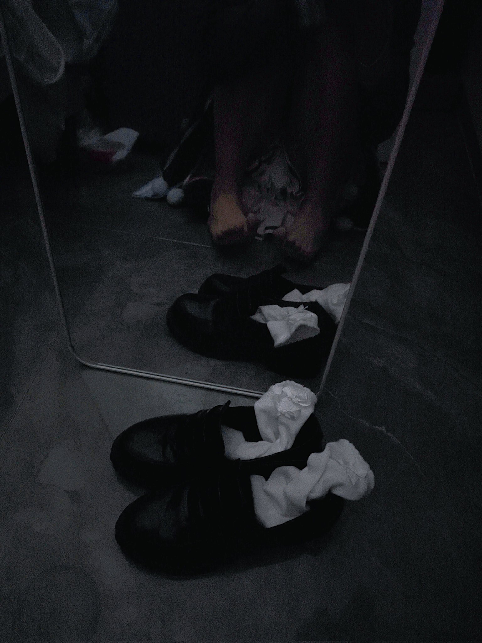 人的脚在镜子里反映出来。