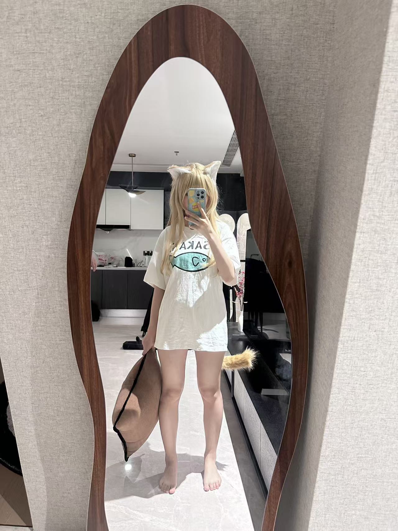 女人在镜子前拍自拍。