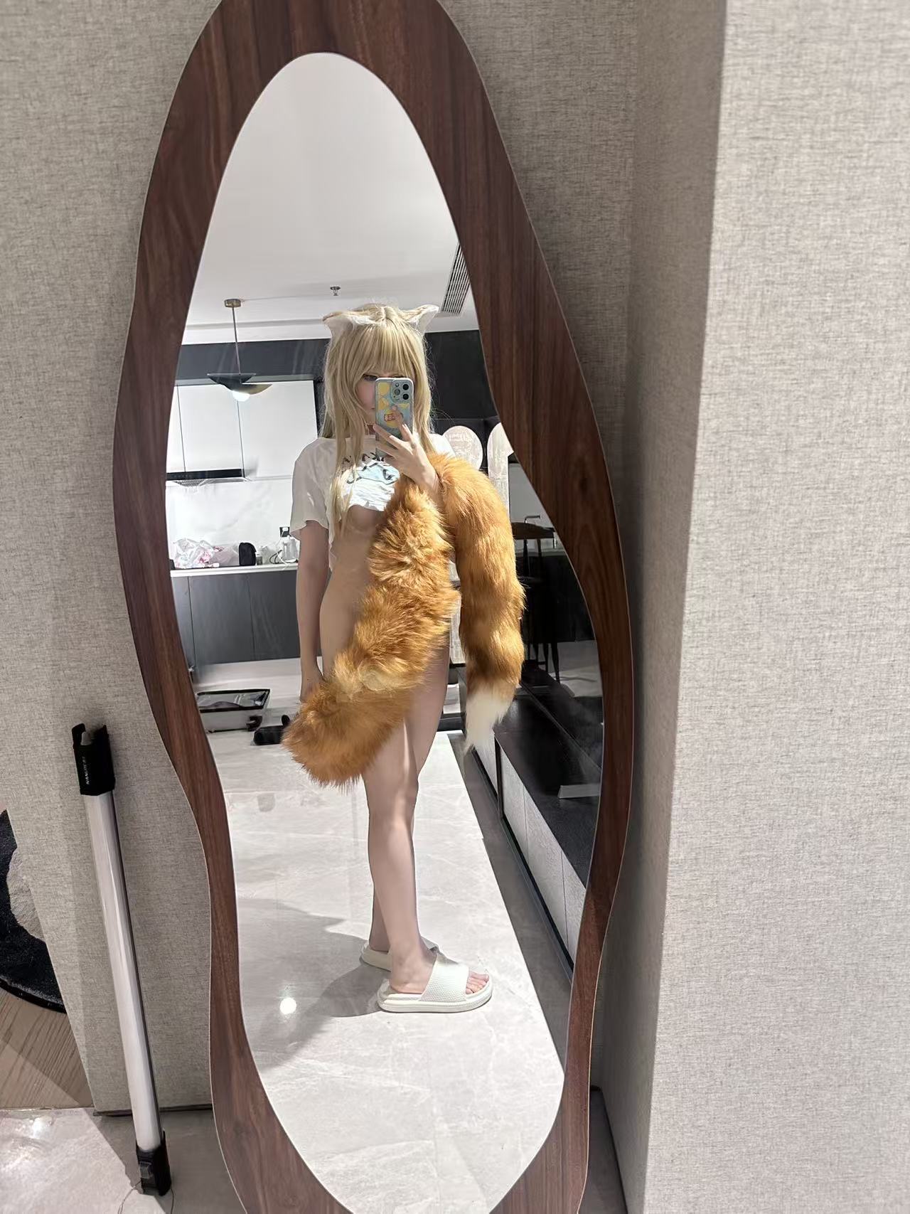 女人在镜子前拍自拍。