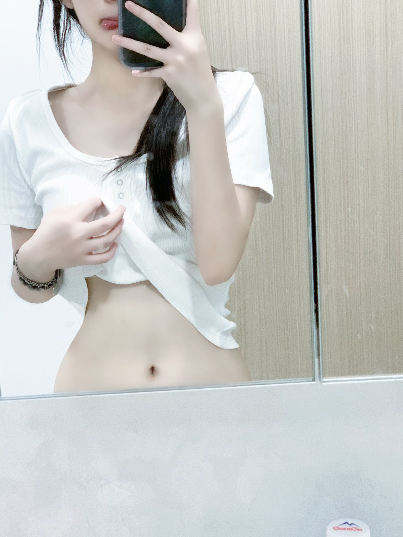 女人在镜子前拍自拍。