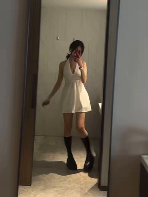 女人在镜子里拍自拍。