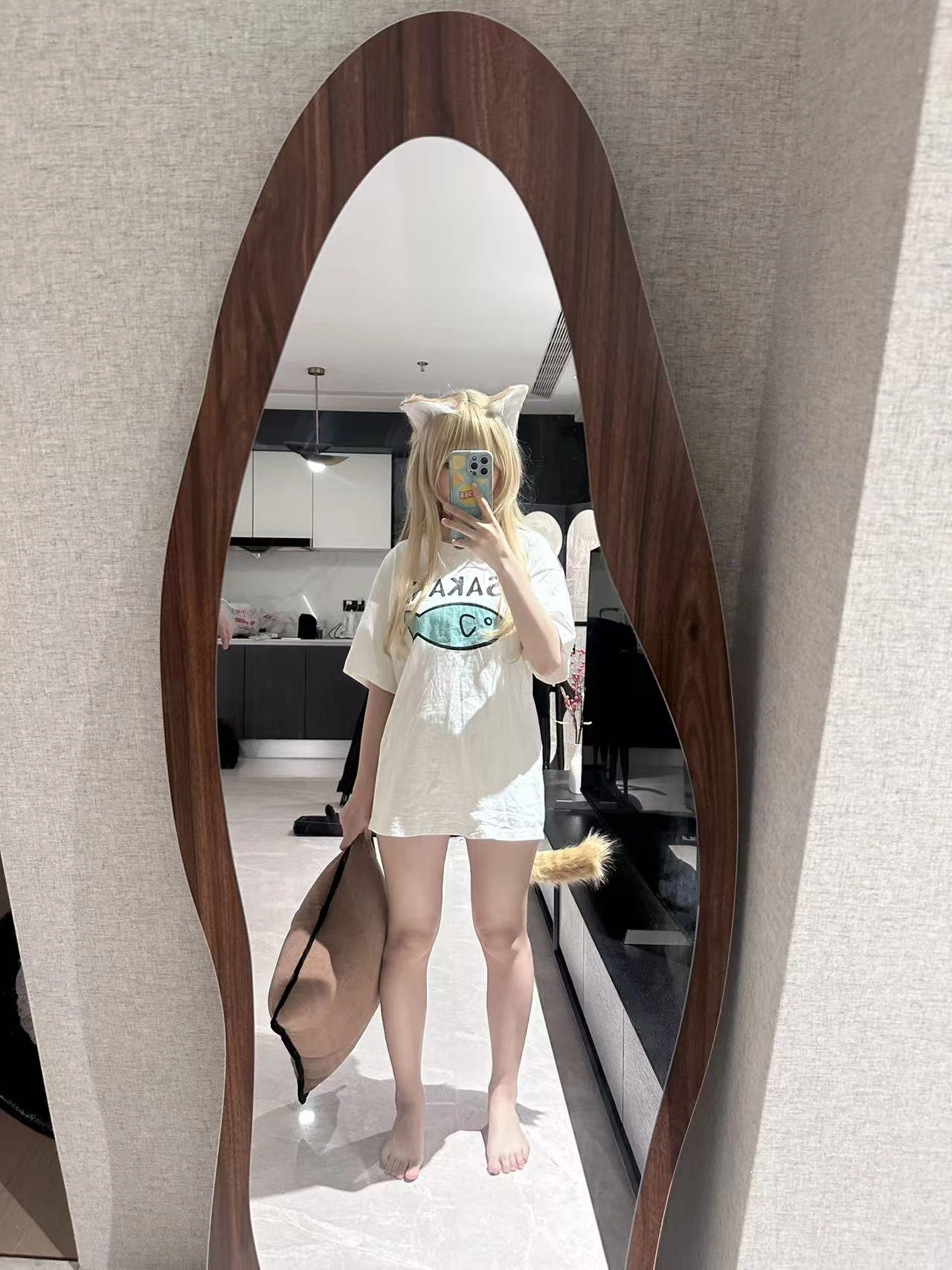 女人在镜子前拍自拍。