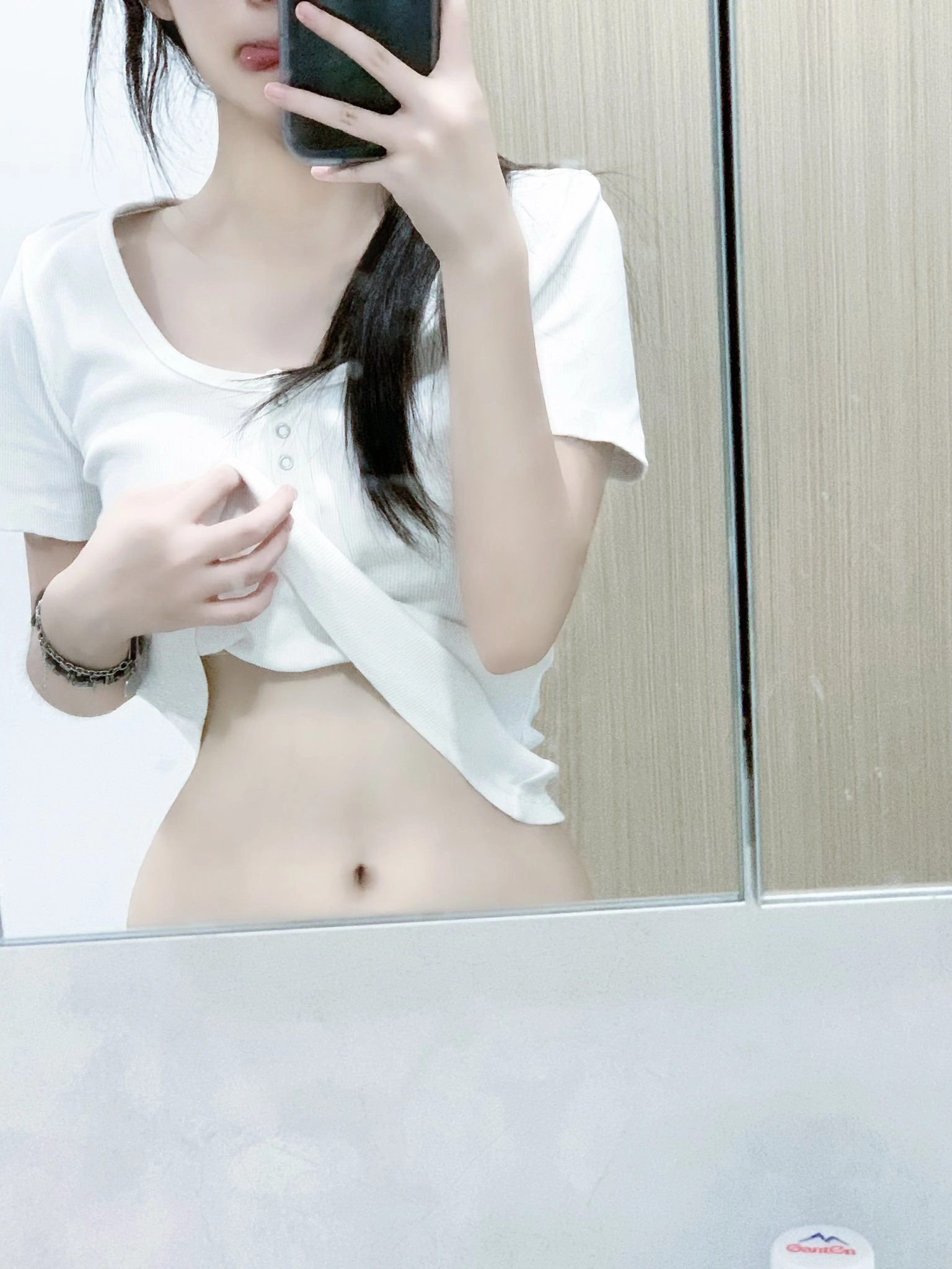 女人在镜子前拍自拍。