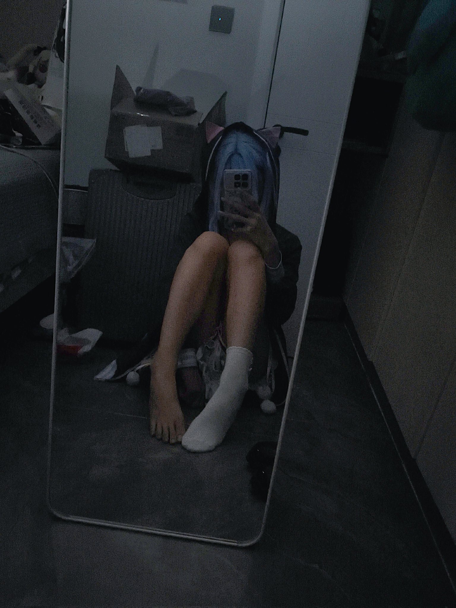 人的脚在镜子里反映出来。