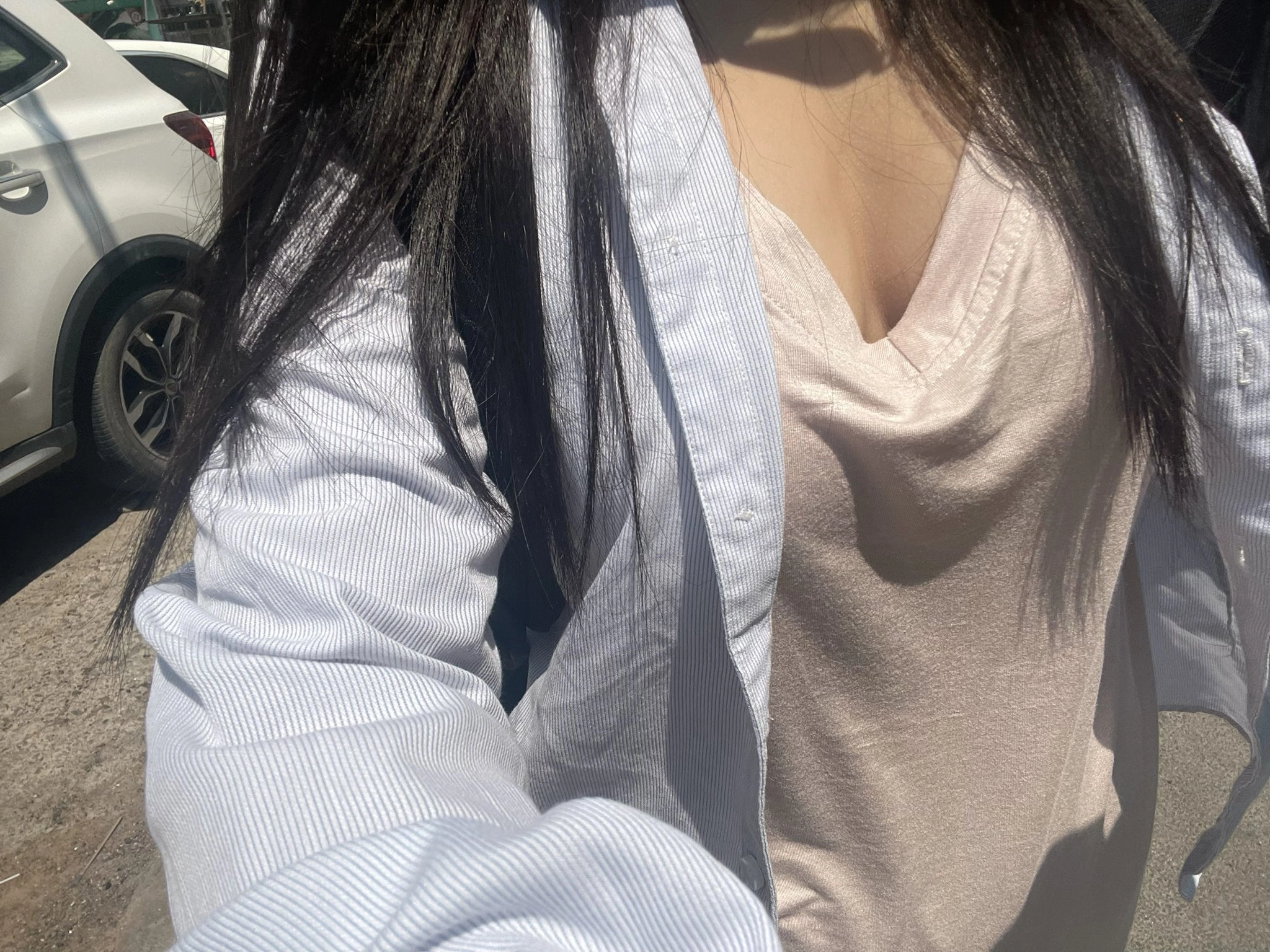 女人穿着白色衬衫和粉红色的顶部。