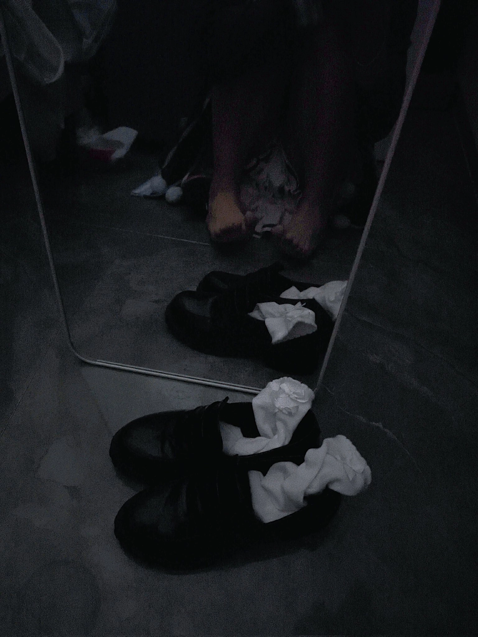 人的脚在镜子里反映出来。