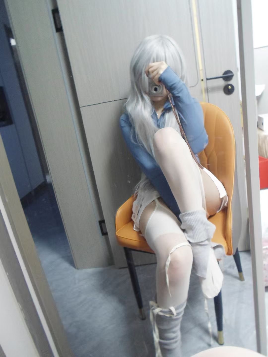 女人在镜子里拍自拍。