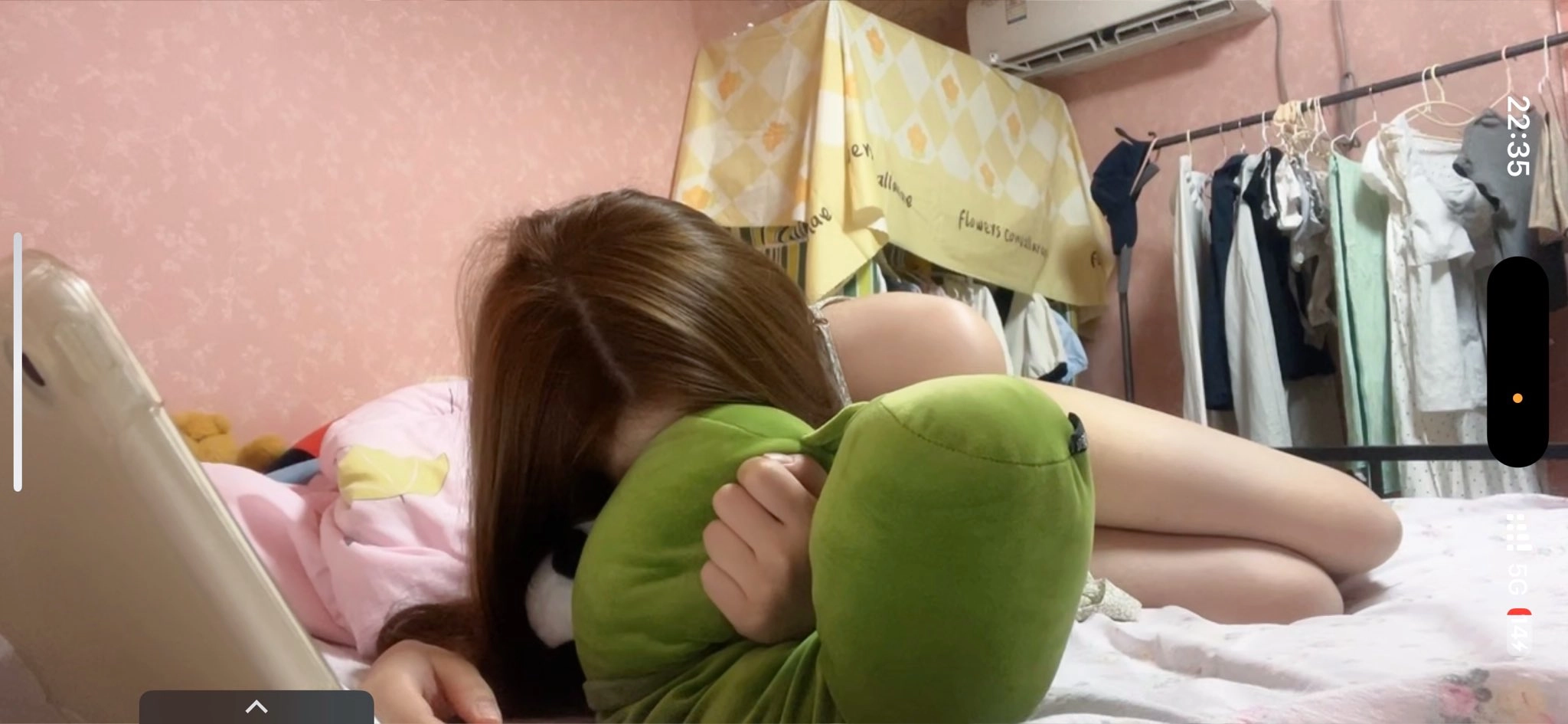 带着黑色的动物的女孩。