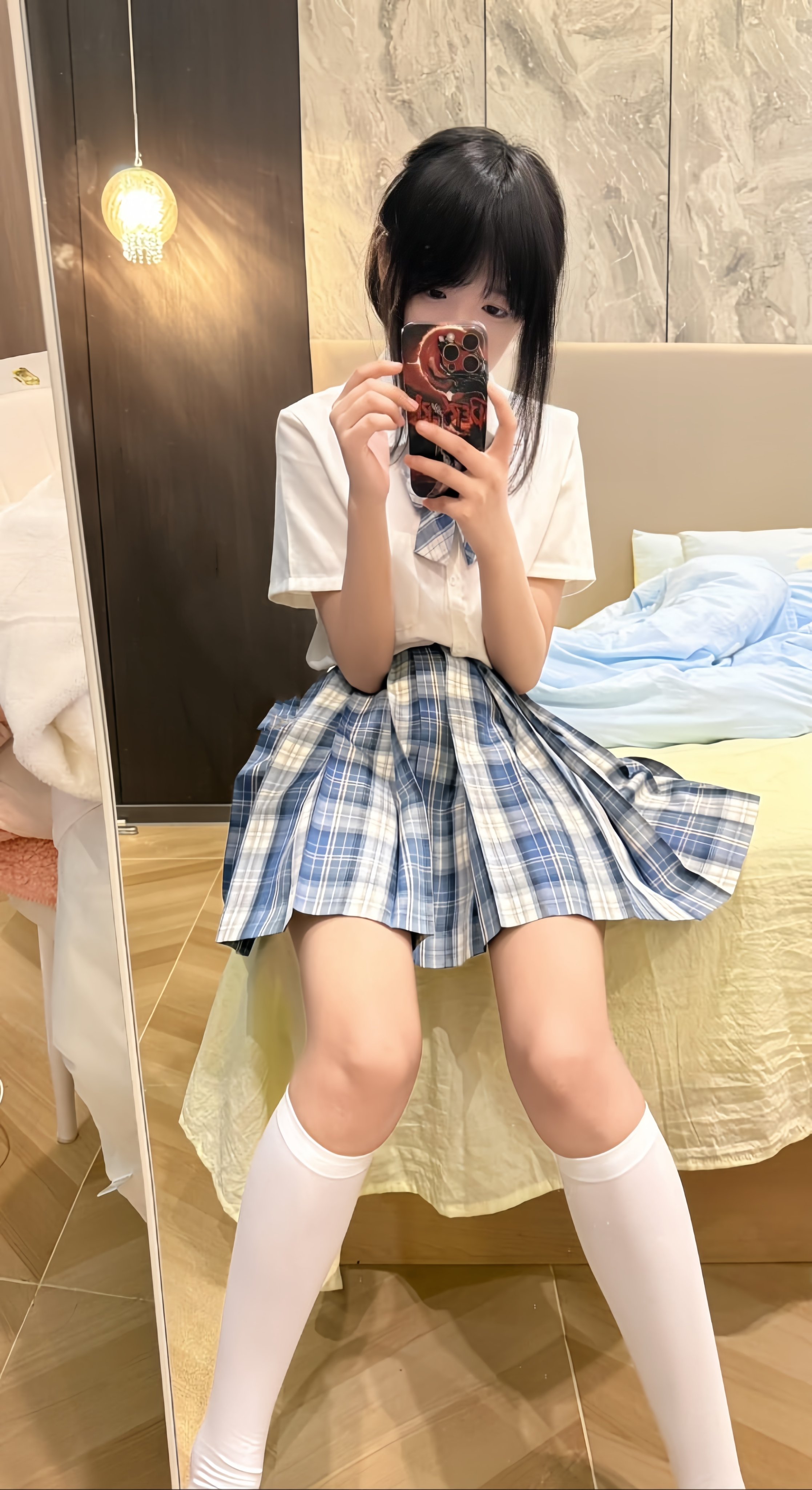 女孩用手机拍自拍。