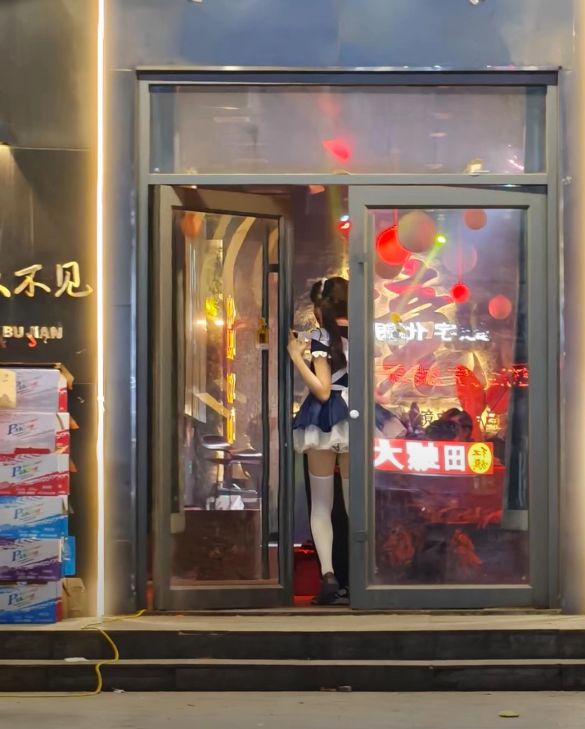 穿着蓝色衣服的女人站在门前。