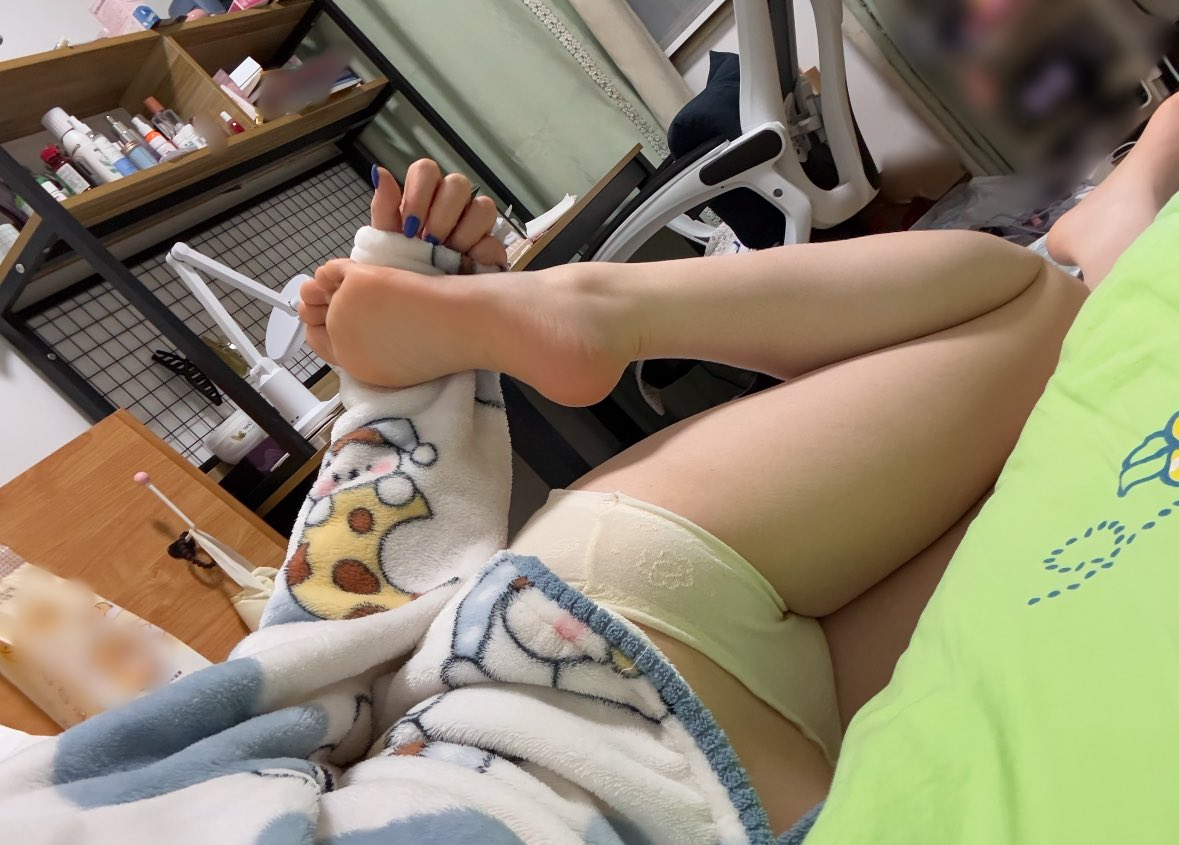 穿着白色和蓝色的毯子的人正在躺下。