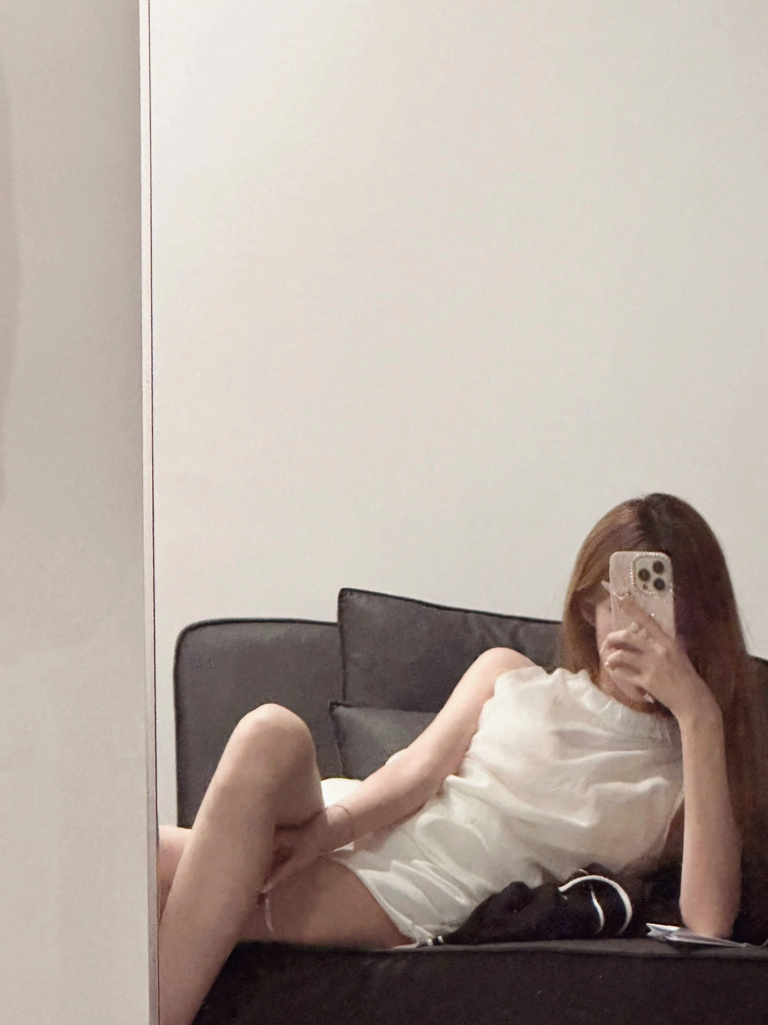 女人在镜子里拍自拍。