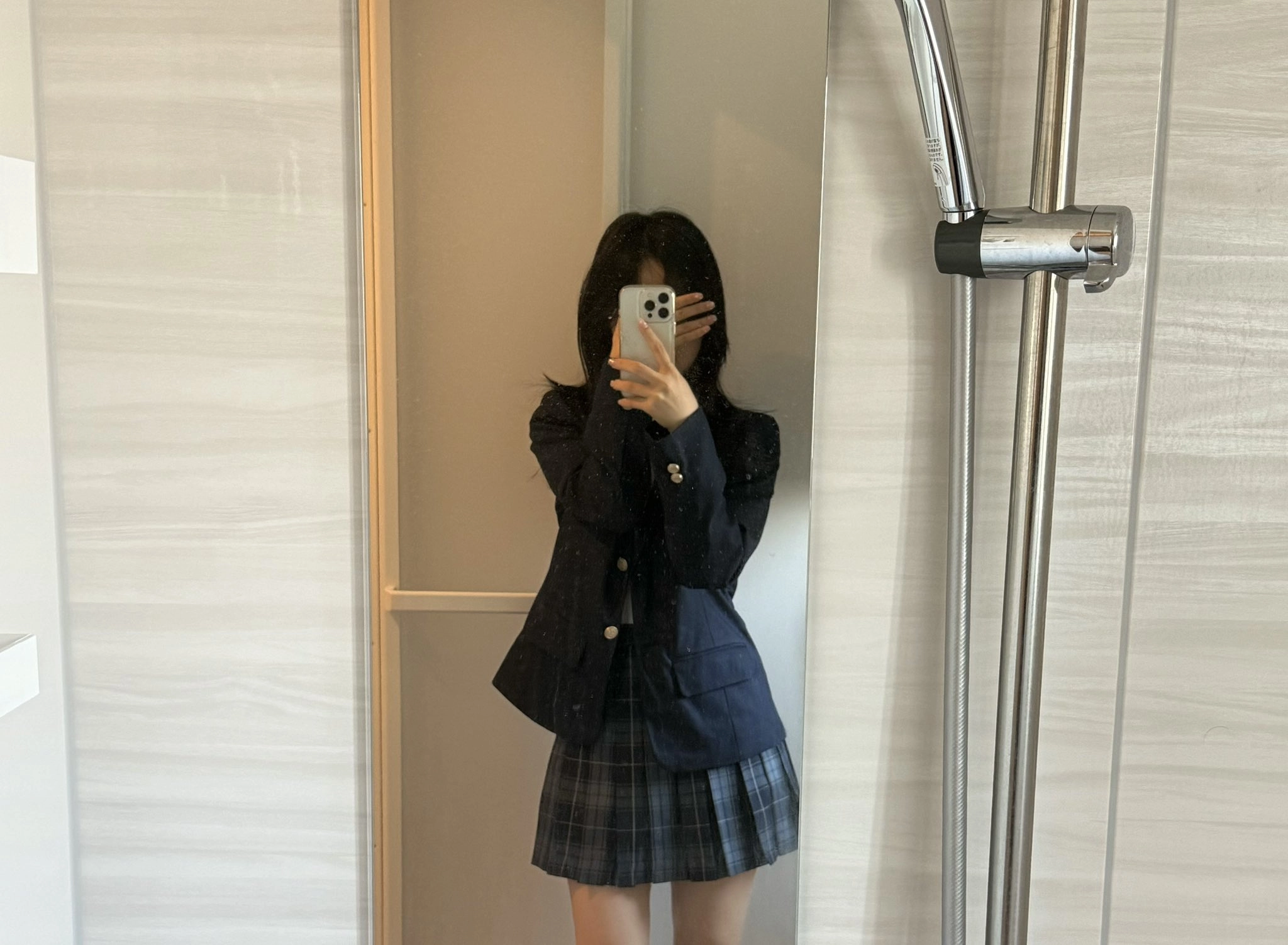 女人在浴室里拍个自拍。