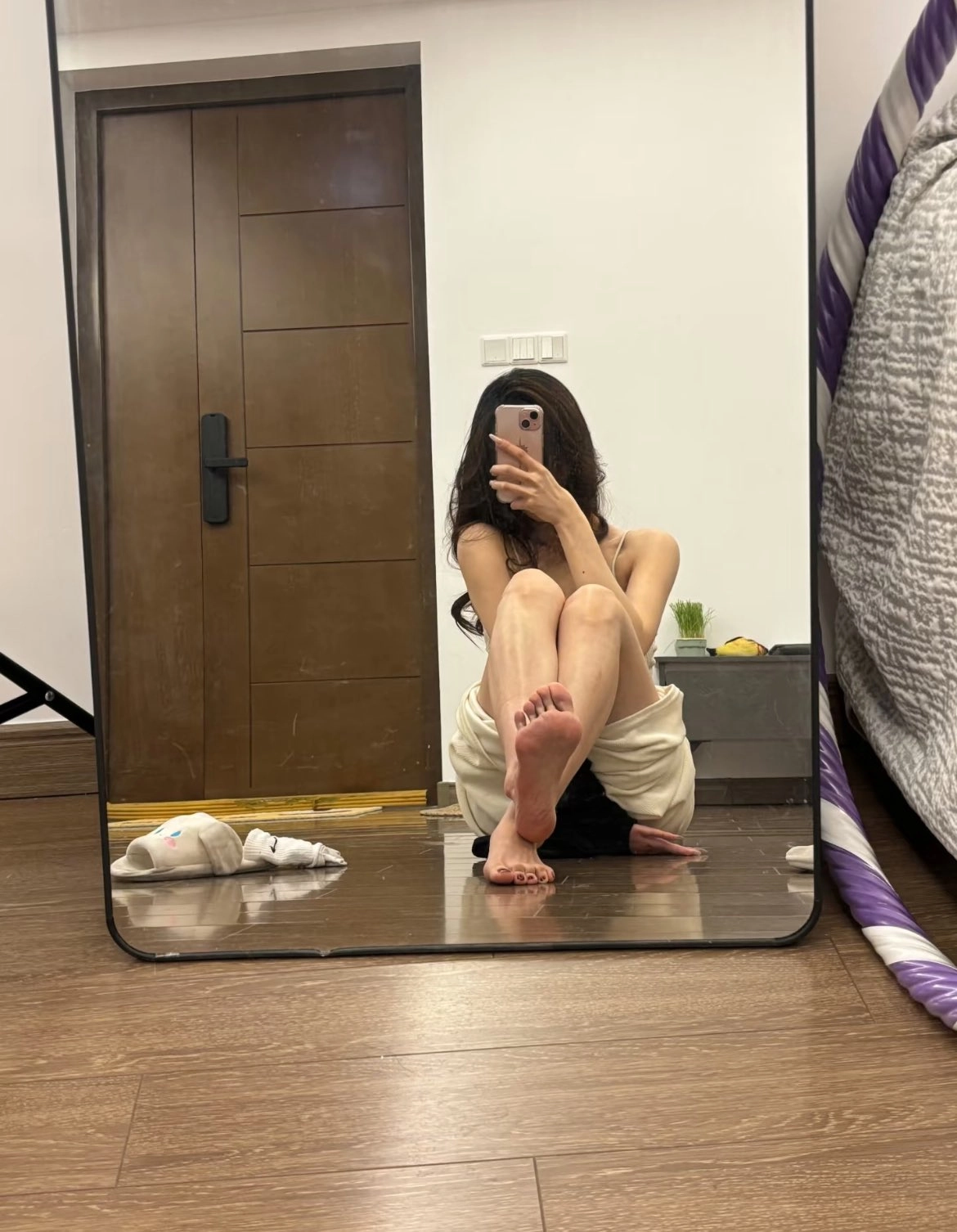 女人在镜子前拍自拍。