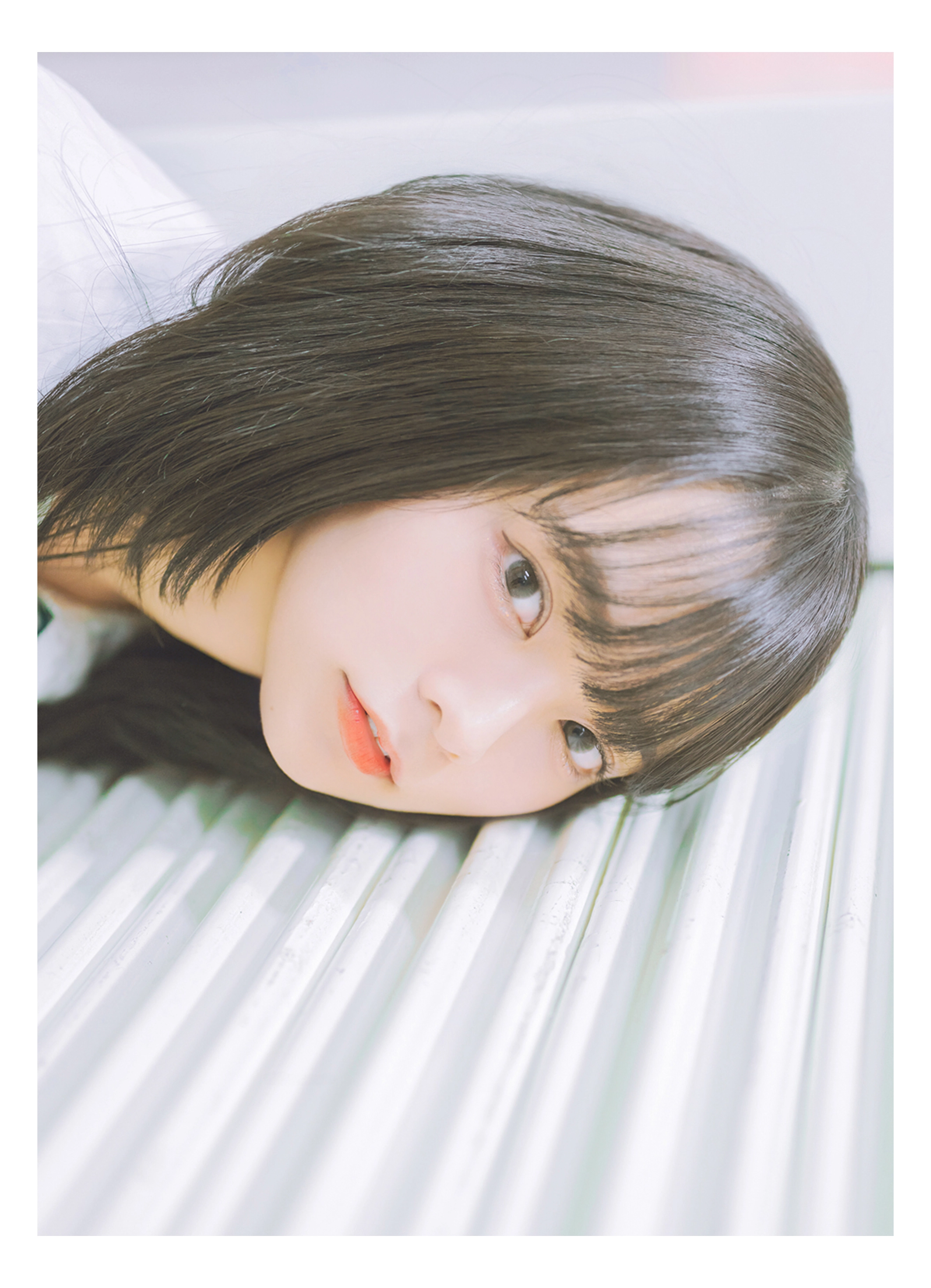 长长的头发和红色的唇膏。