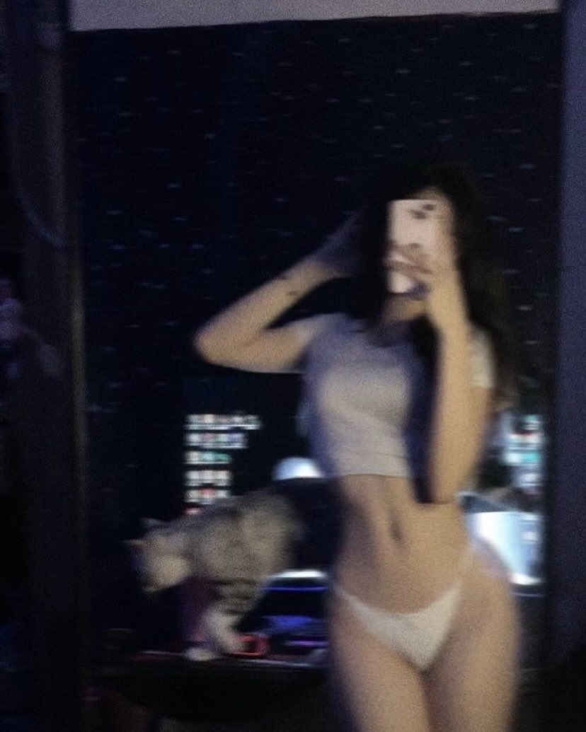 女人在镜子前拍自拍。