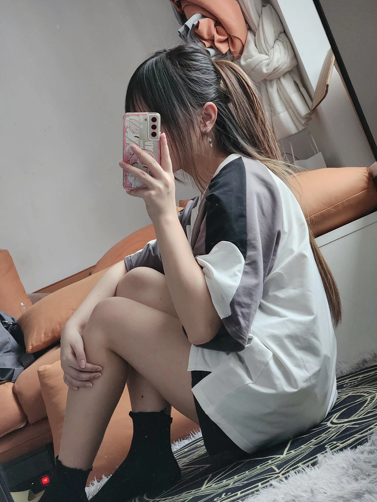 女孩用手机拍自拍。