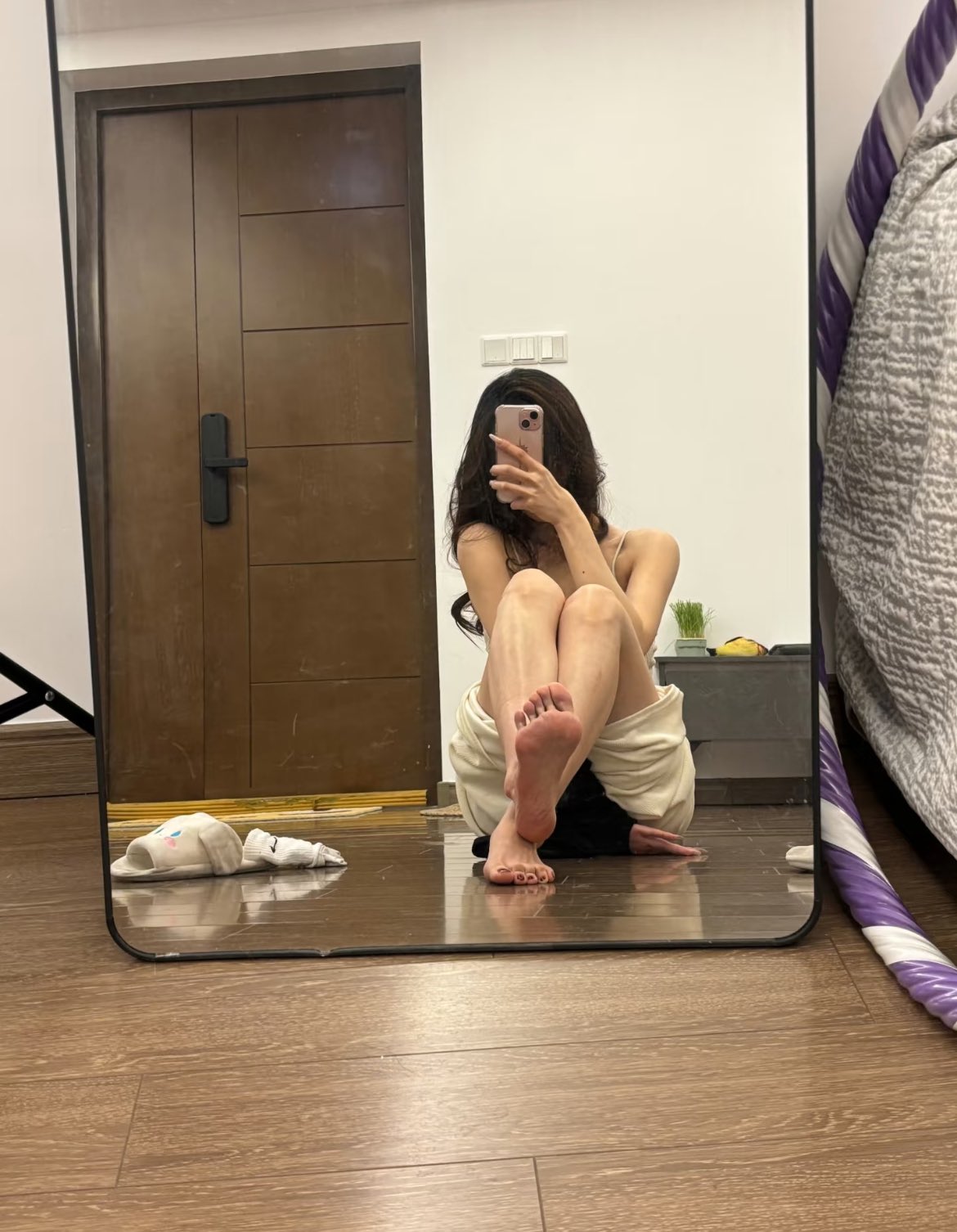 女人在镜子前拍自拍。