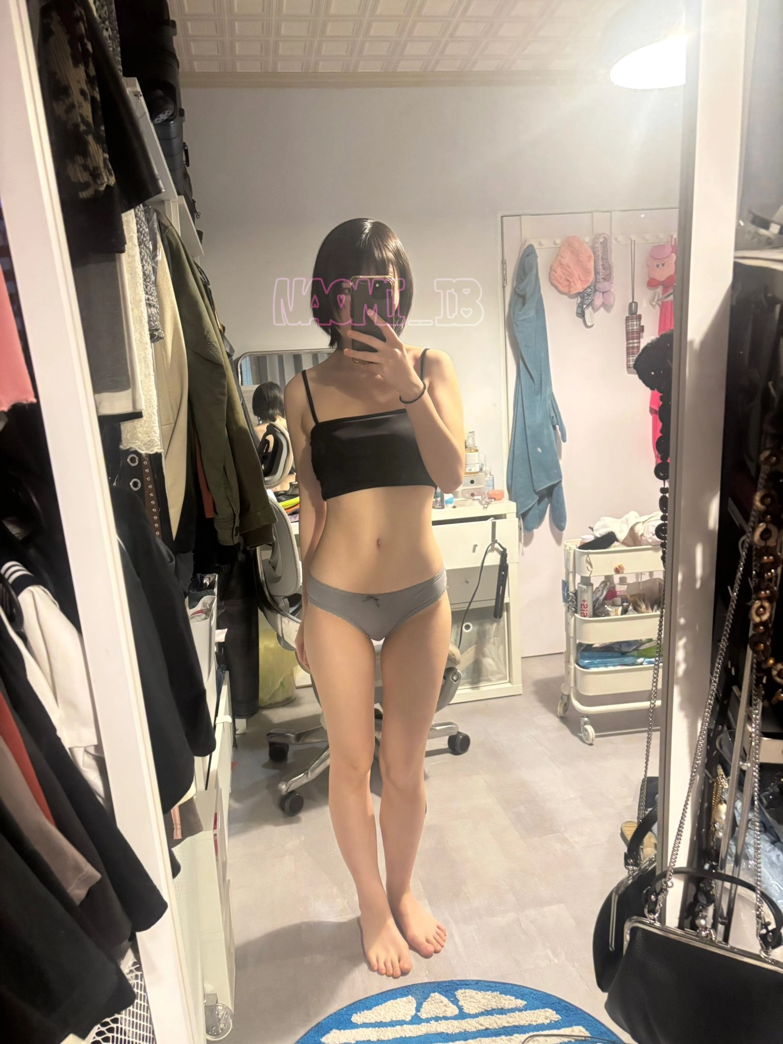 女人在镜子前拍个自拍。