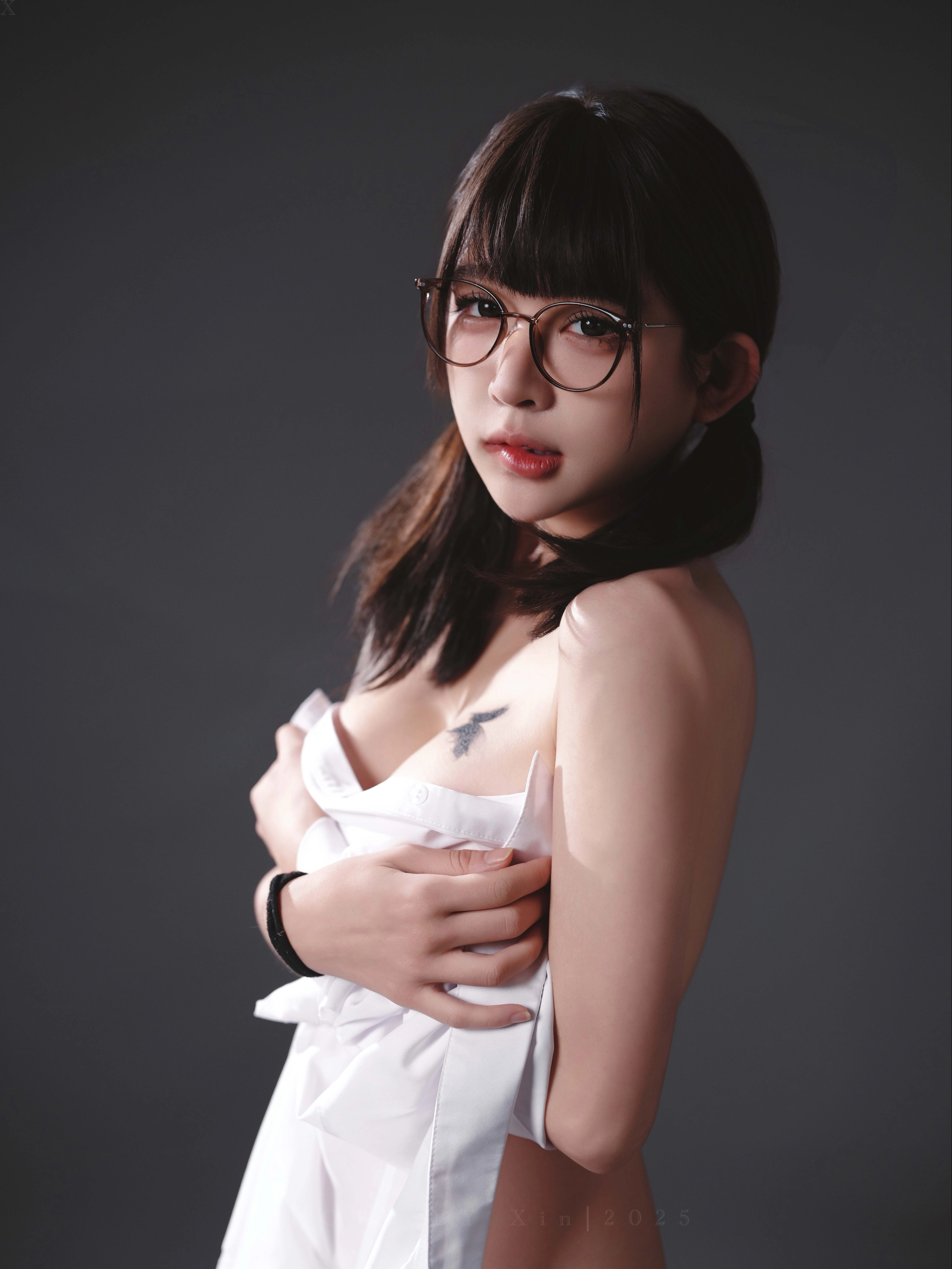 戴着眼镜和一件白色衬衫的女人。