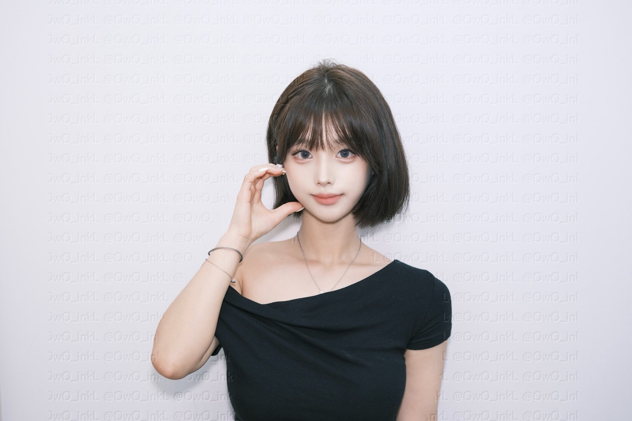 短黑头发和黑衬衫的女人。