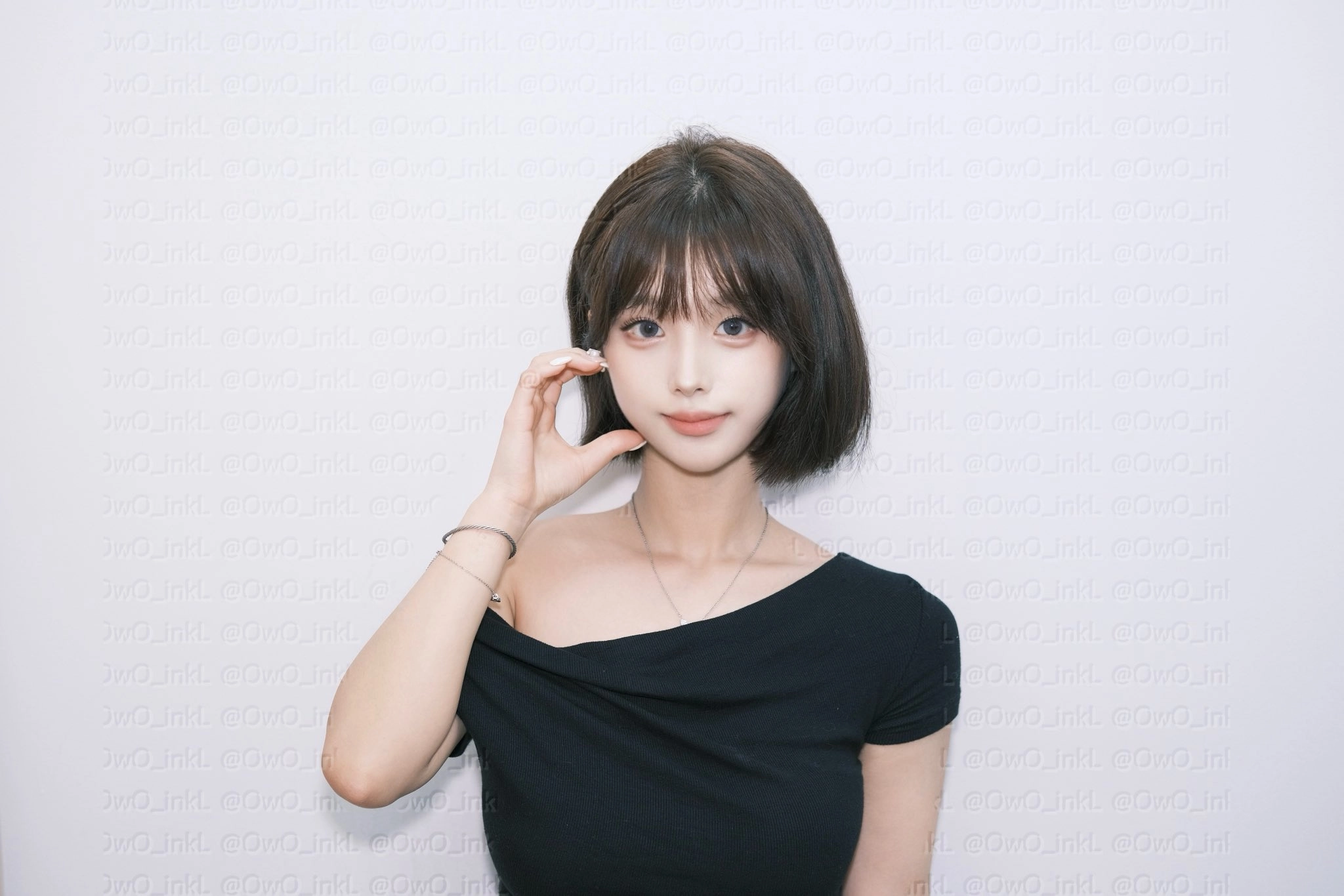 短黑头发和黑衬衫的女人。