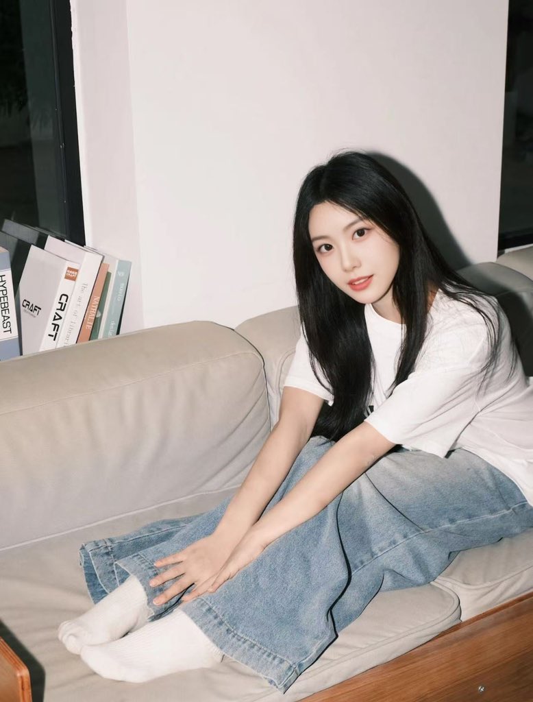 穿白衬衫的女人坐在沙发上。