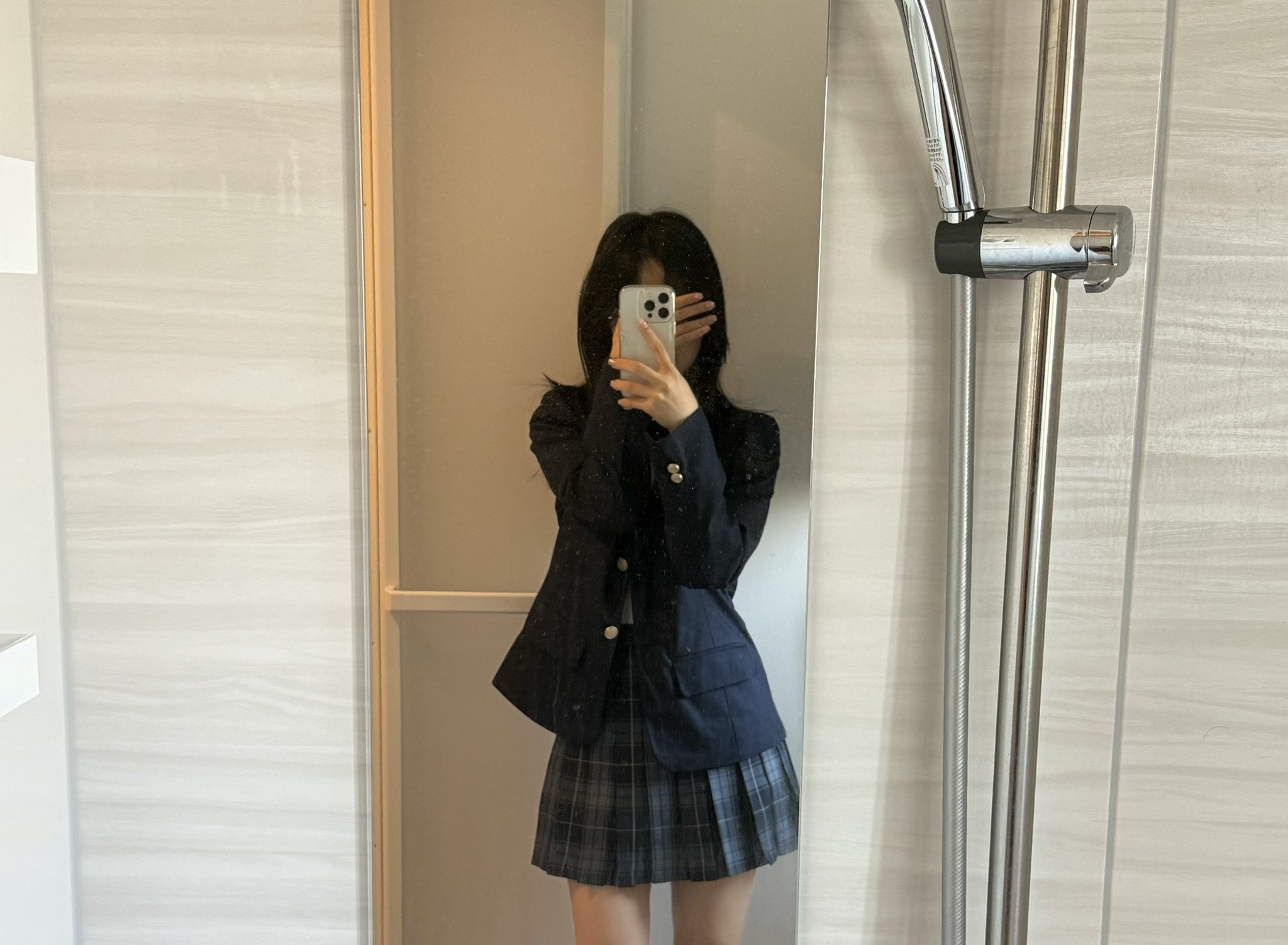 女人在浴室里拍个自拍。