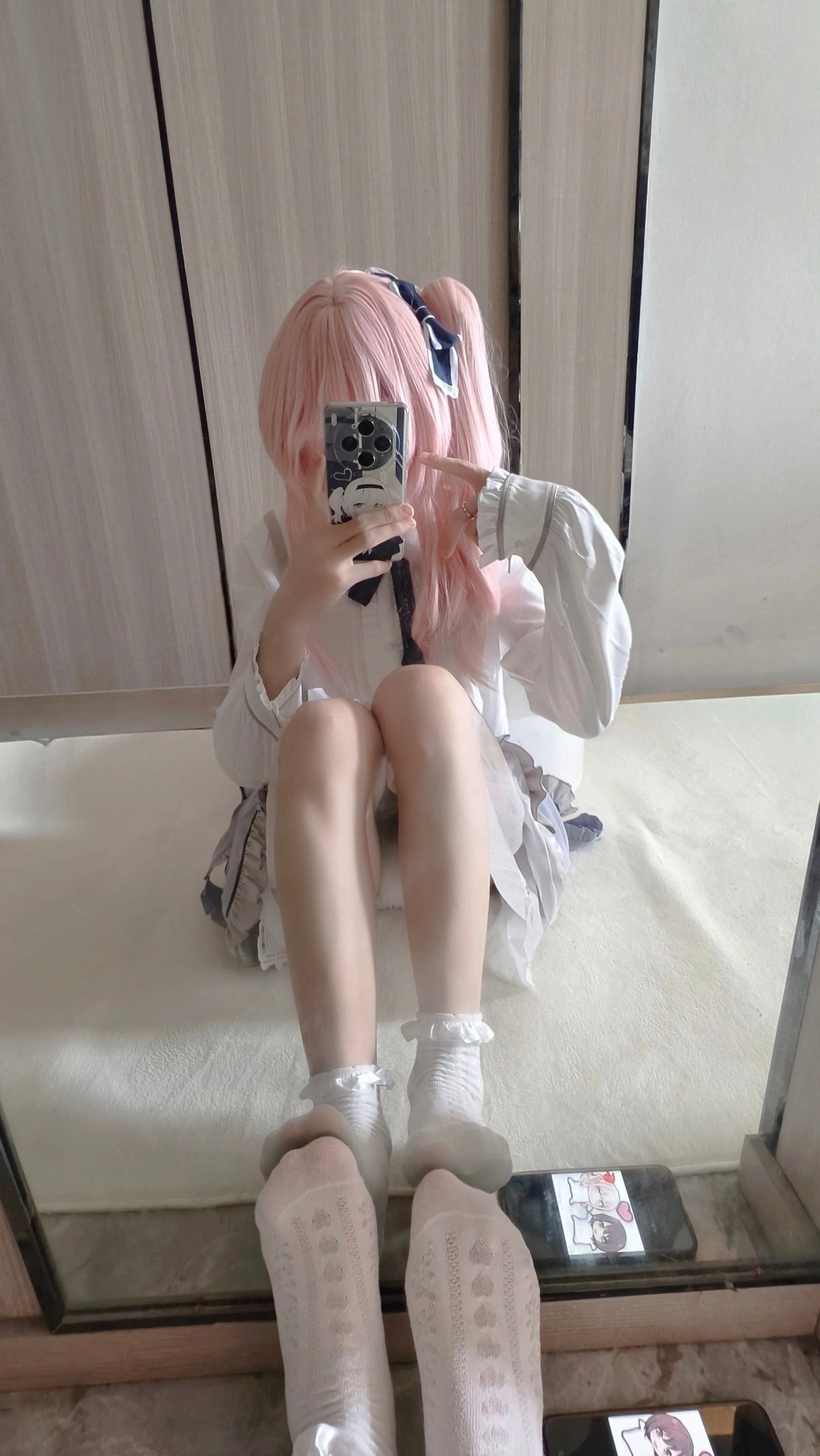 女孩用手机拍自拍。