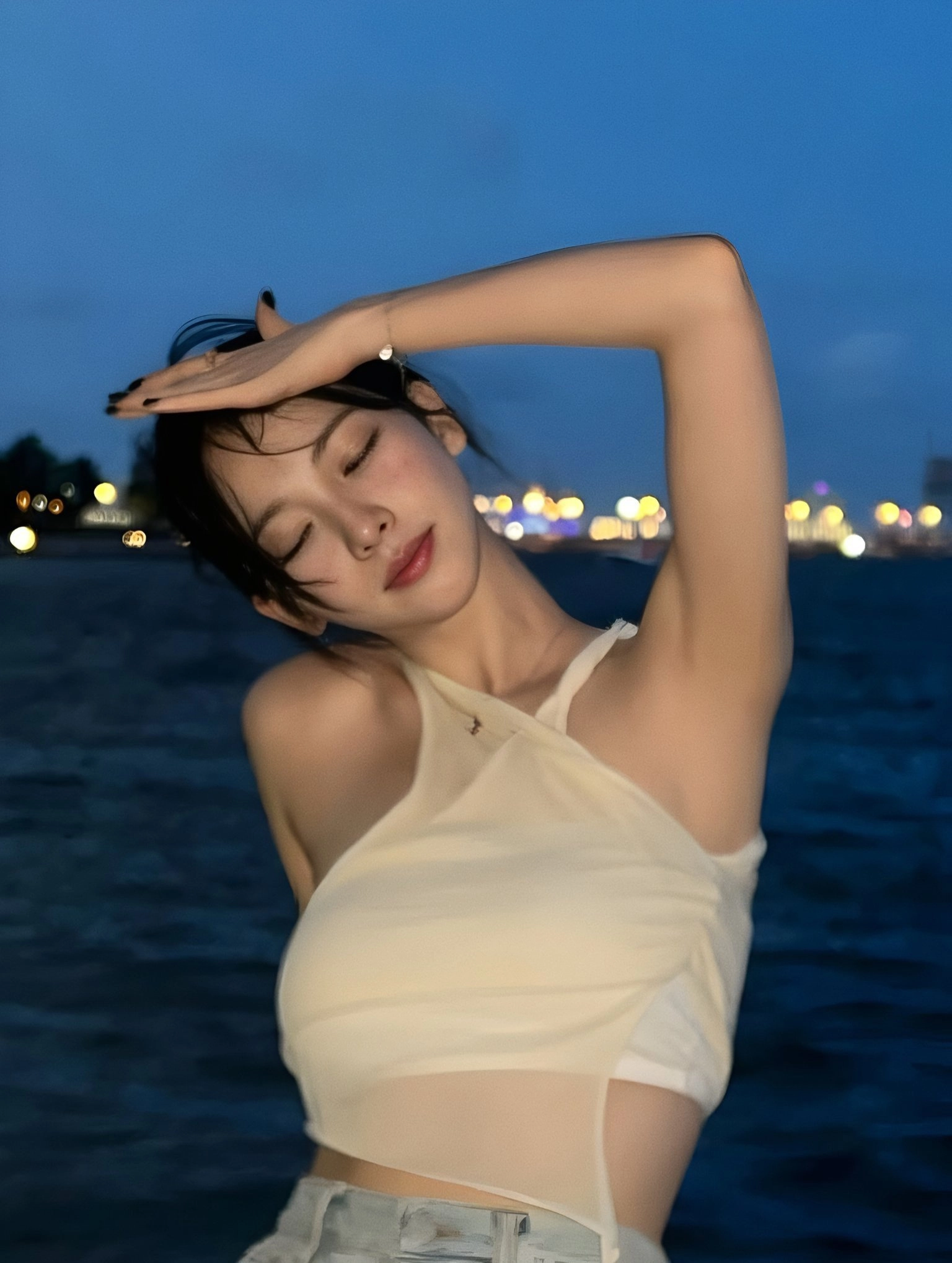 黑头发和一件白色衬衫的女人为一张照片。