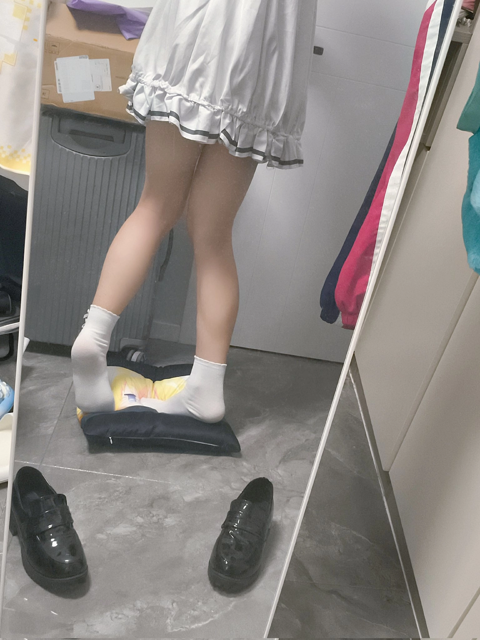 穿着白色裙子和黑色鞋子的女人站在枕头上。