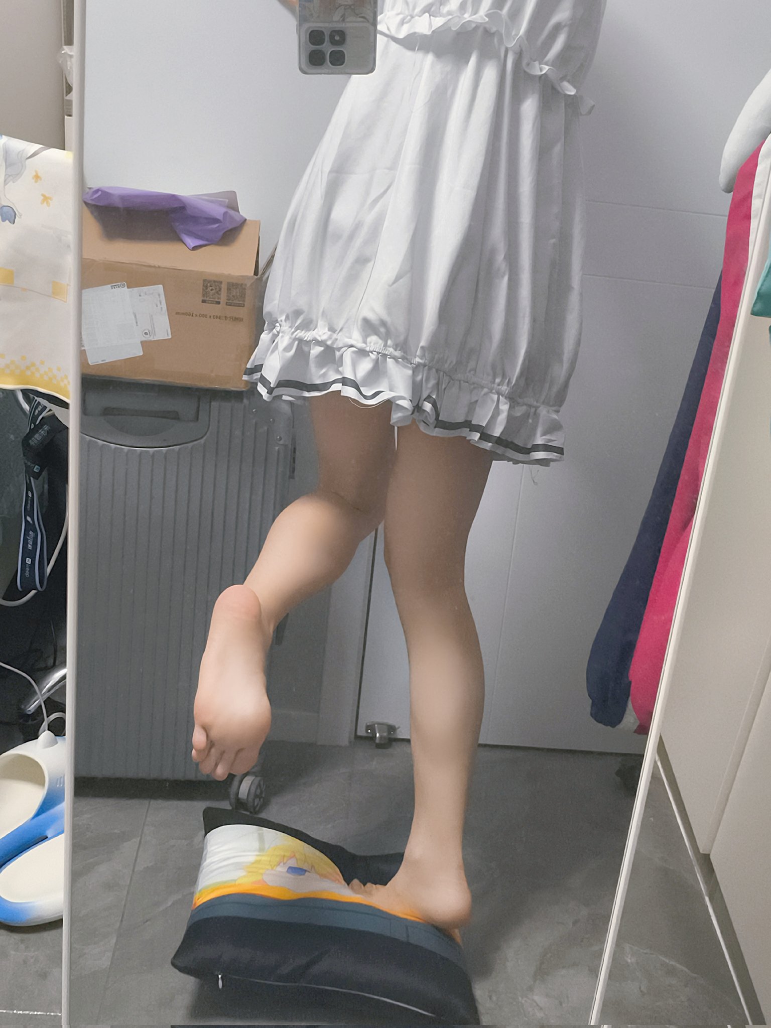 穿着白色裙子和黑色鞋子的女人站在枕头上。