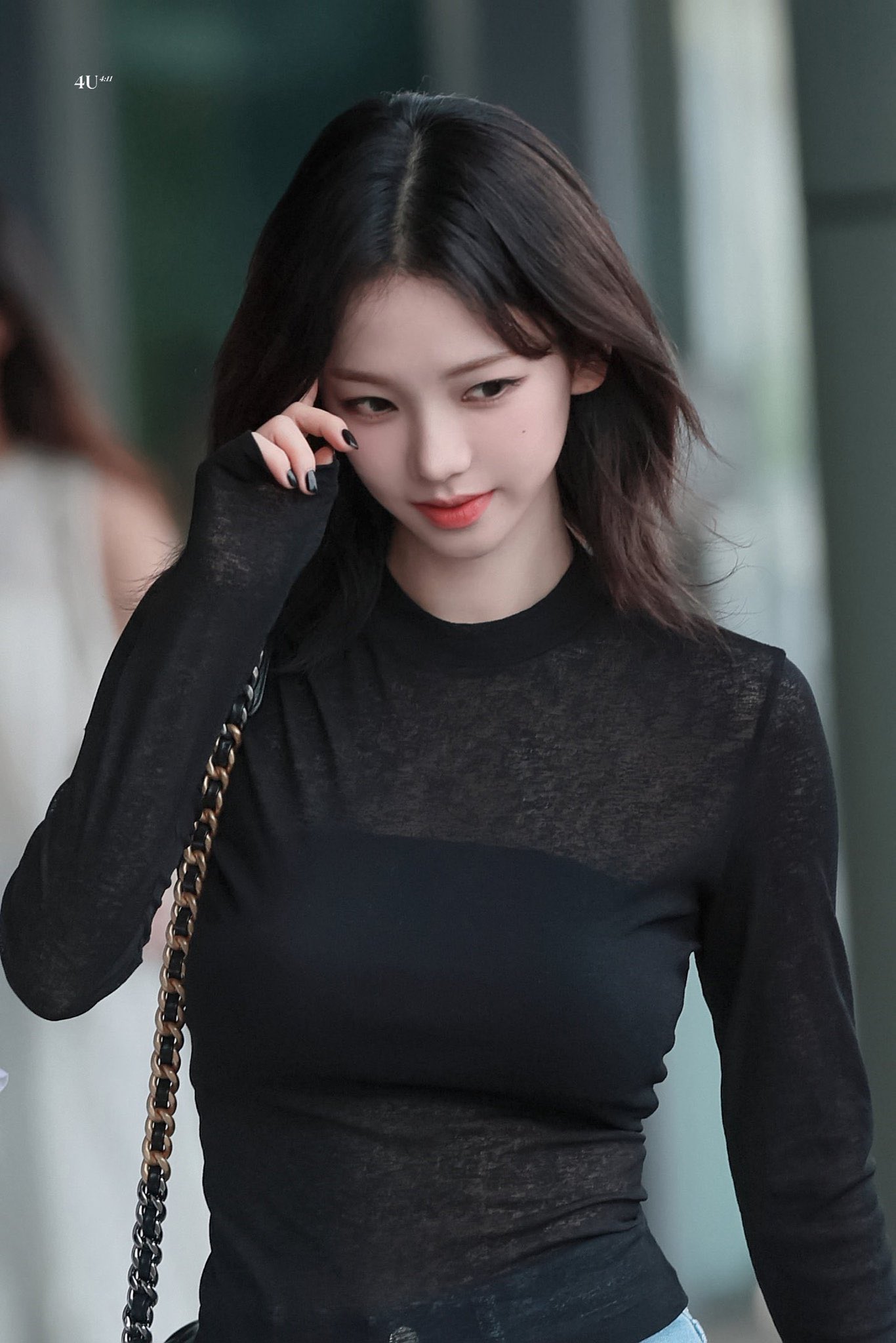 穿着黑色衬衫和红色的唇膏的女人。