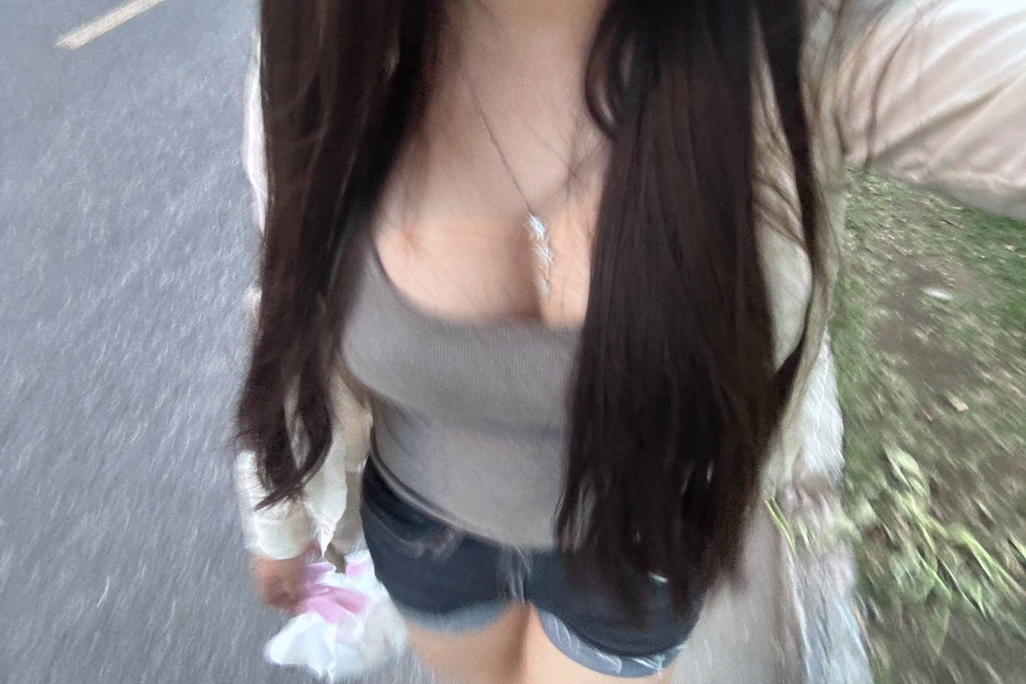 长头发和项链的女人走在街上。