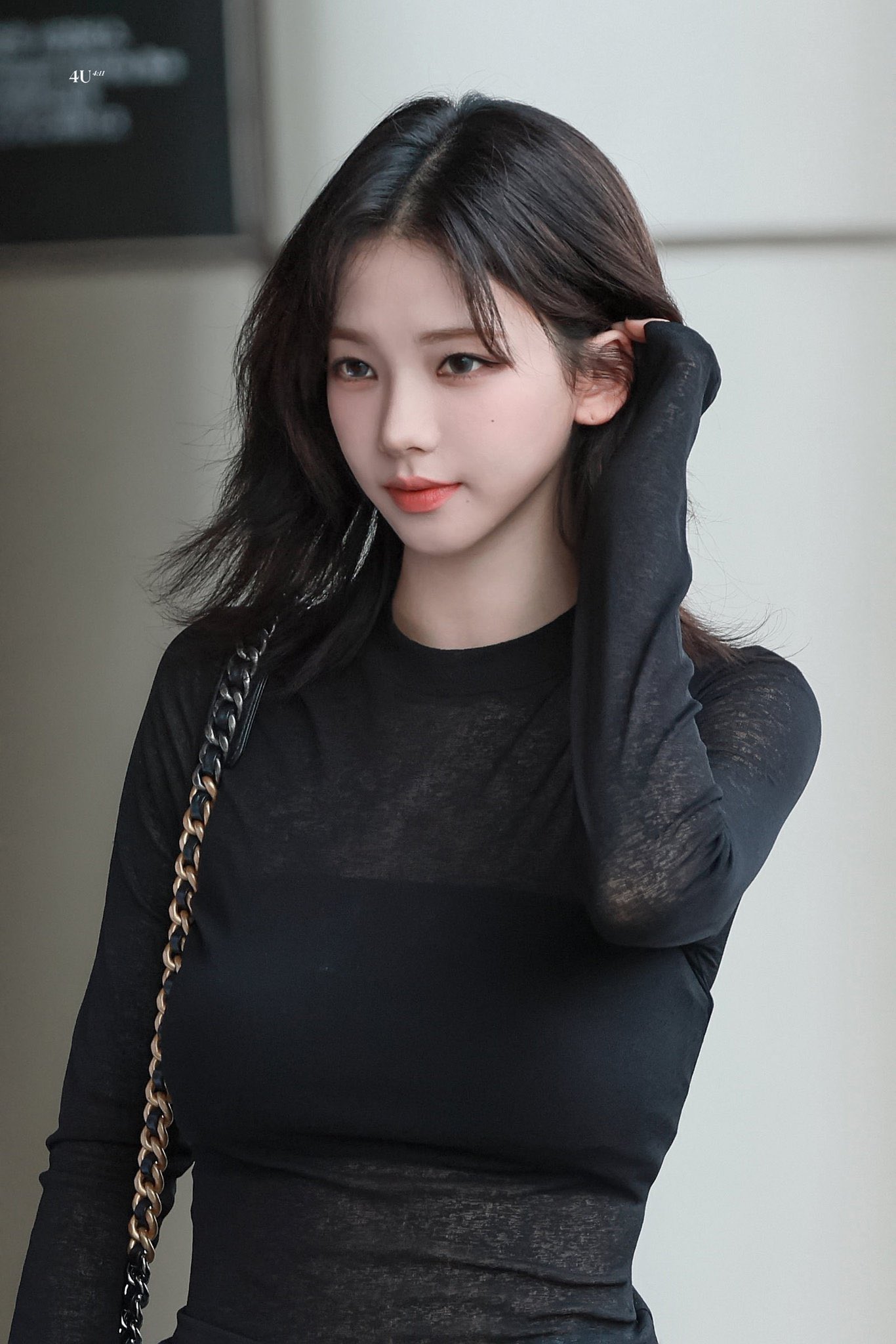 穿着黑色衬衫和红色的唇膏的女人。