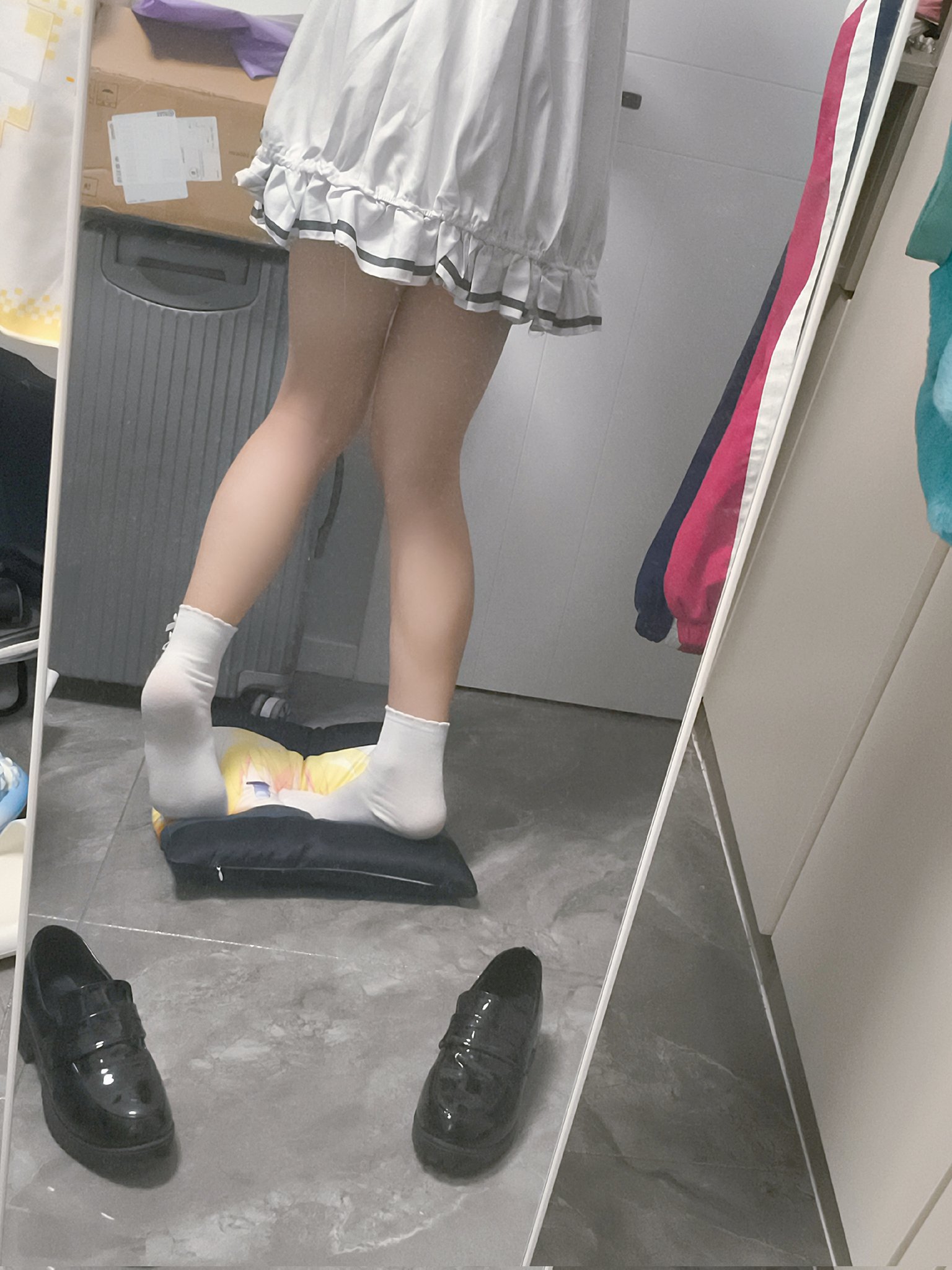 穿着白色裙子和黑色鞋子的女人站在枕头上。